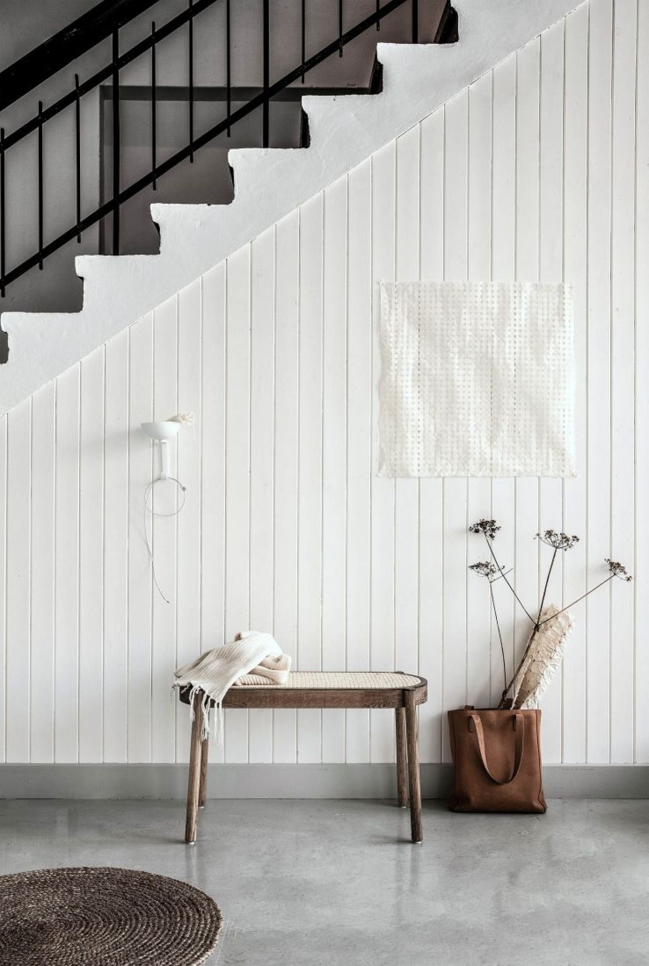 Pal Bank Eiche geräuchert: Geräucherte Eichenbank mit Rattan-Sitz im minimalistischen Interieur. Skandinavisches Design.