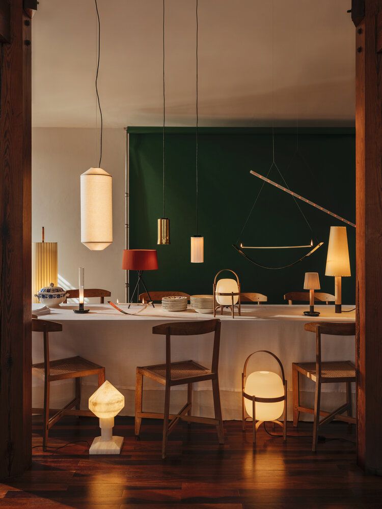 Innenaufnahme eines Esszimmers mit verschiedenen Santa & Cole Lampen, darunter die Zeleste Tischlampe, für stimmungsvolle Beleuchtung.