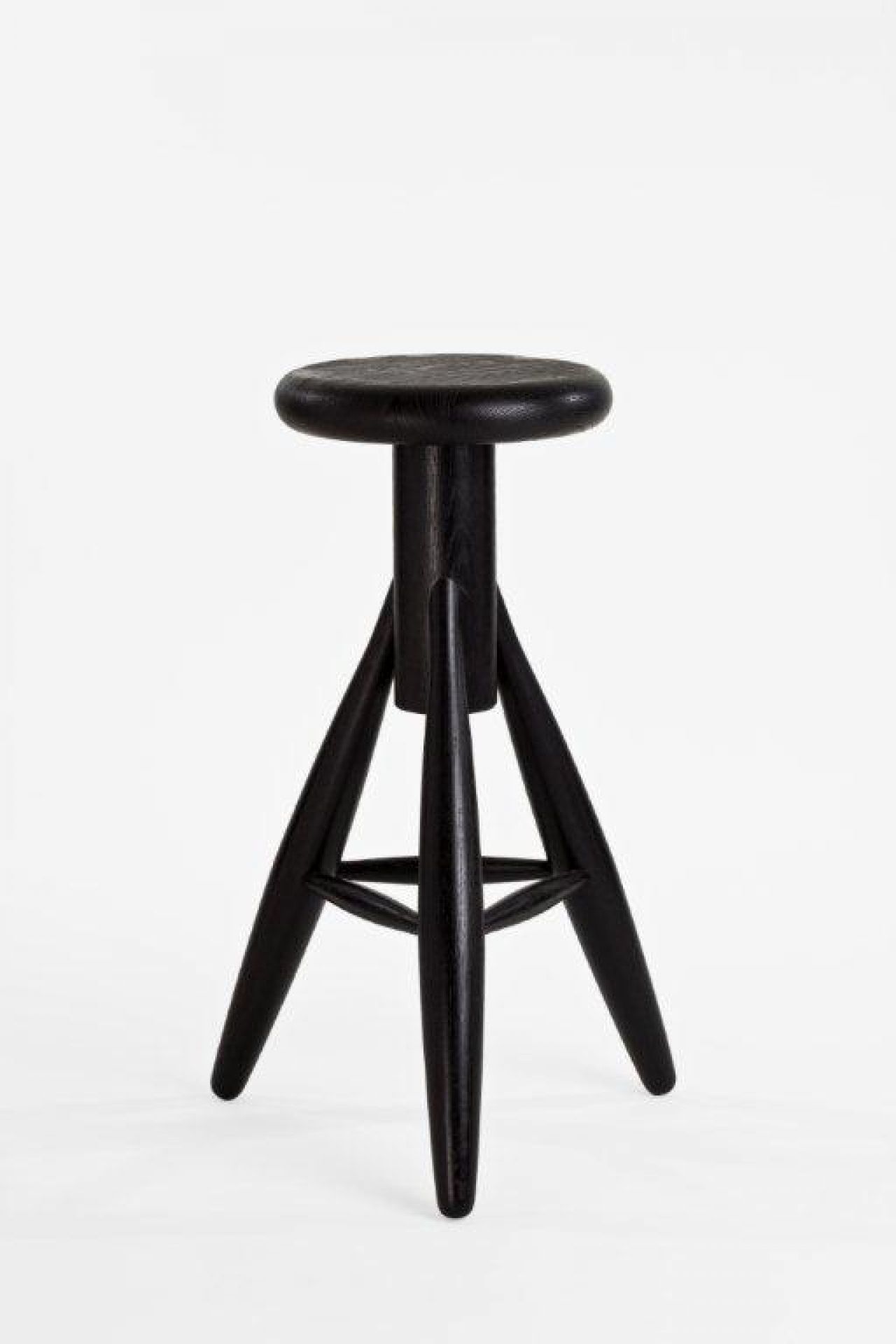 Schwarzer Artek Barhocker "Rocket" EA001 aus Holz, minimalistisches Design für Küche oder Bar.