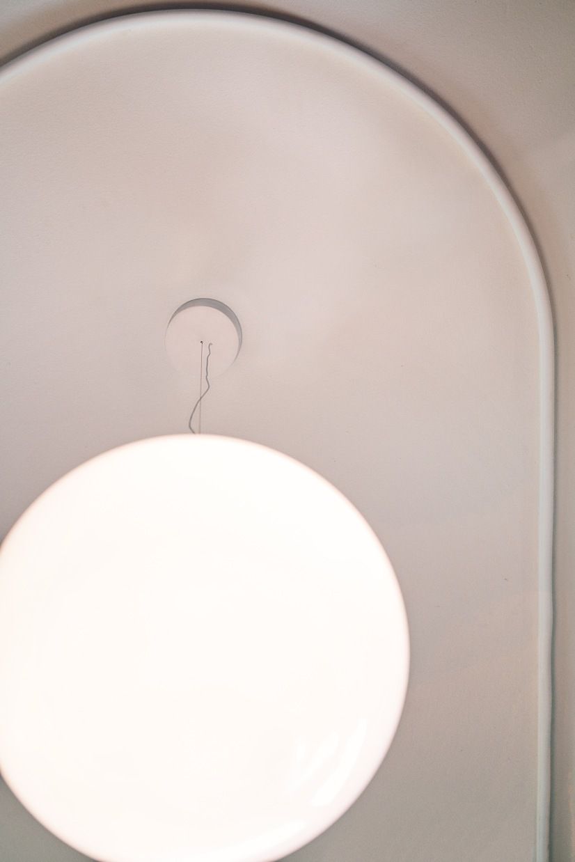 Weiße My Sphere Pendelleuchte von Flos, modernes Design für Wohnzimmer und Esszimmer.