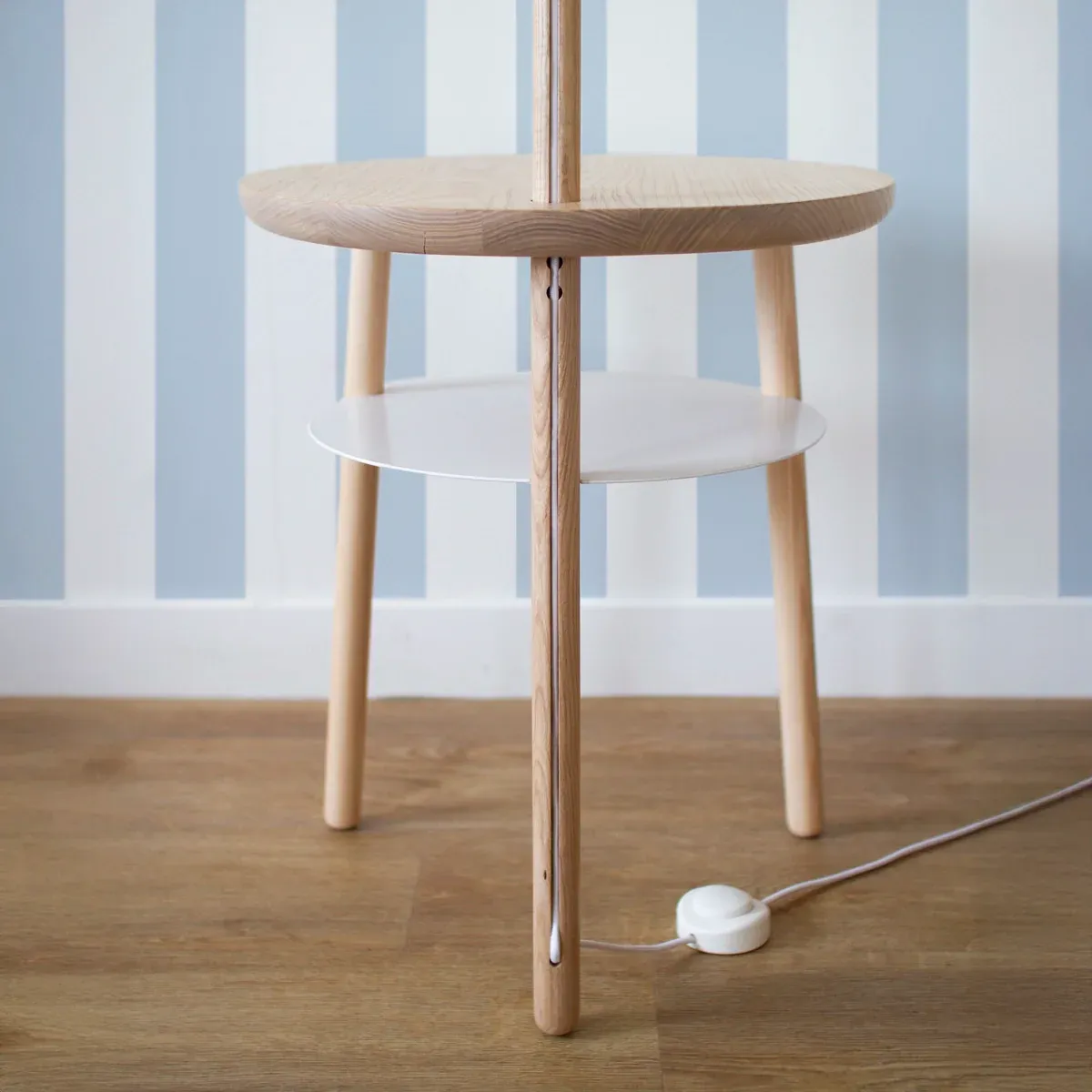 Josette Beistelltisch/Stehleuchte von Hartô: Moderner Nachttisch mit Esche-Holz und weißem Ablageboden.