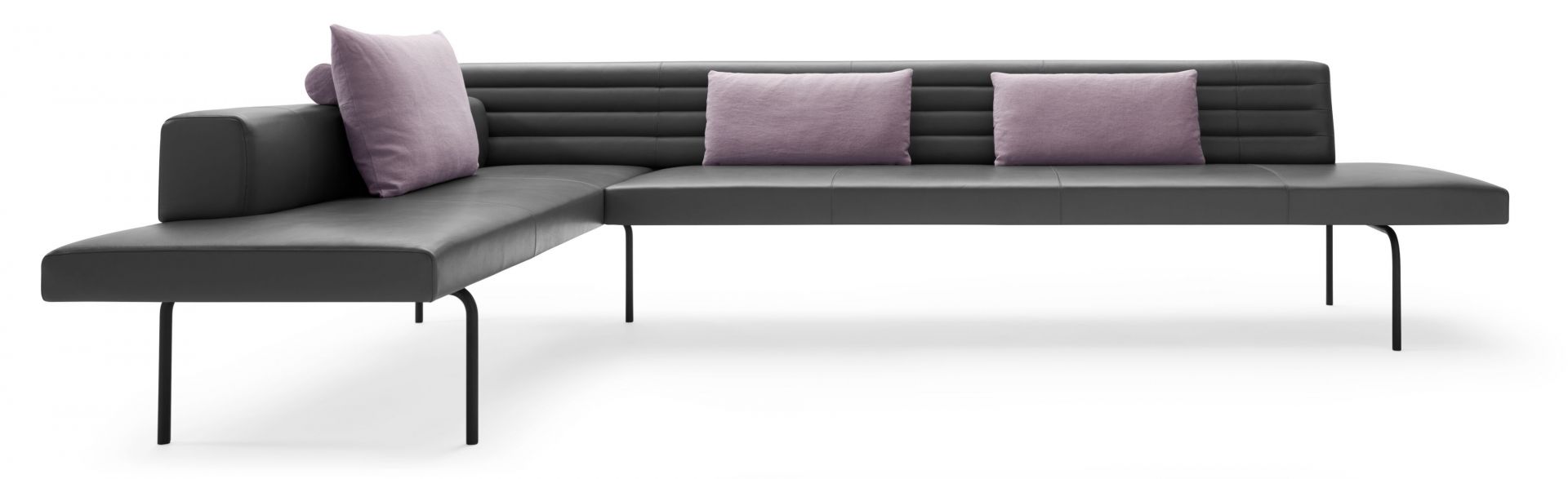 Ison Eckbank von Walter Knoll, freistehend, in grauem Leder mit lila Kissen.