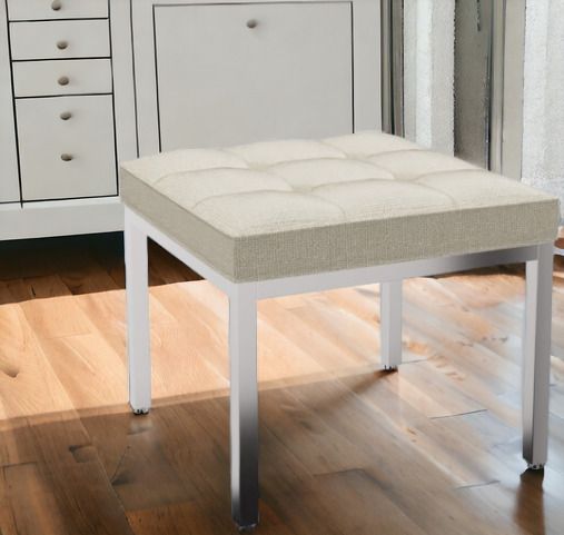 Quadratischer Hocker, Relax Florence Design, mit gestepptem Sitzpolster und verchromtem Gestell.