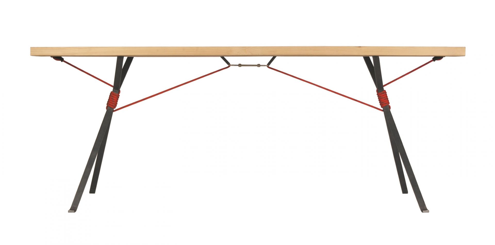 Kampenwand Tisch von Moormann: Moderner Holztisch mit roter Seilkonstruktion und schwarzen Metallbeinen.