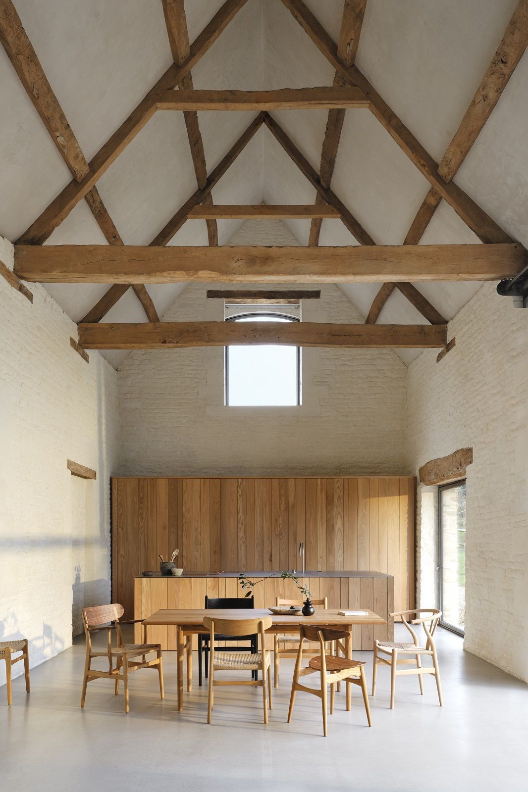 Esszimmer mit Holztisch und CH47 Stühlen von Carl Hansen & Søn. Designermöbel aus Holz.