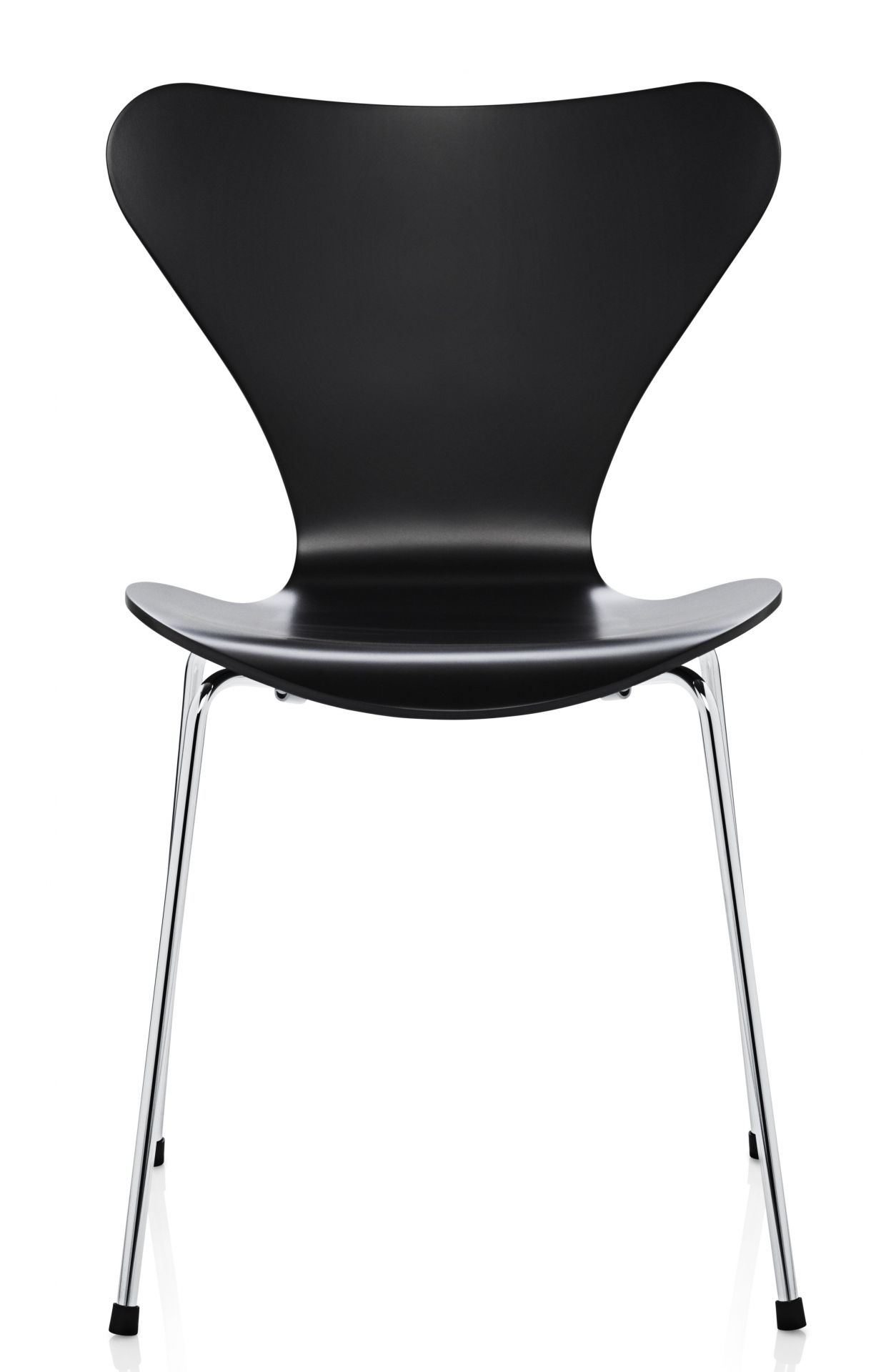Schwarzer Siebener Stuhl (Serie 7) von Fritz Hansen mit Chromgestell, moderne Sitzgelegenheit.