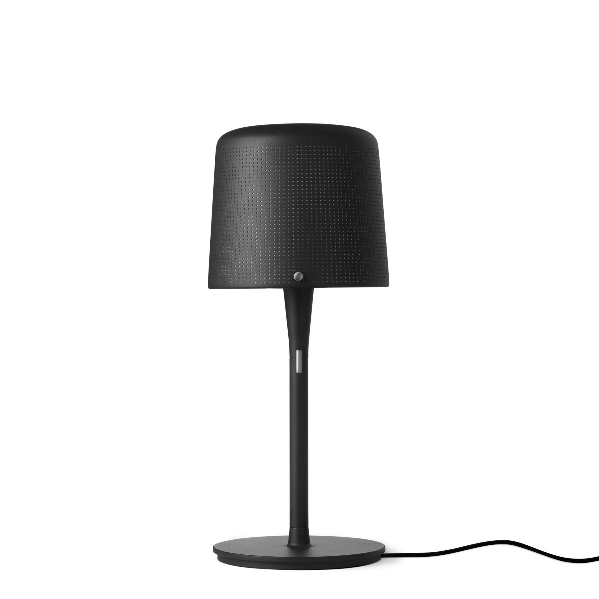 Schwarze Vipp Tischleuchte mit perforiertem Lampenschirm und minimalistischem Design für Wohnzimmer und Schlafzimmer.