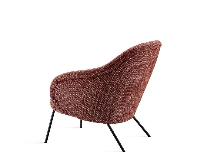Ona Lounge Chair von Freifrau Manufaktur, roter Sessel mit schwarzen Beinen, seitliche Ansicht.