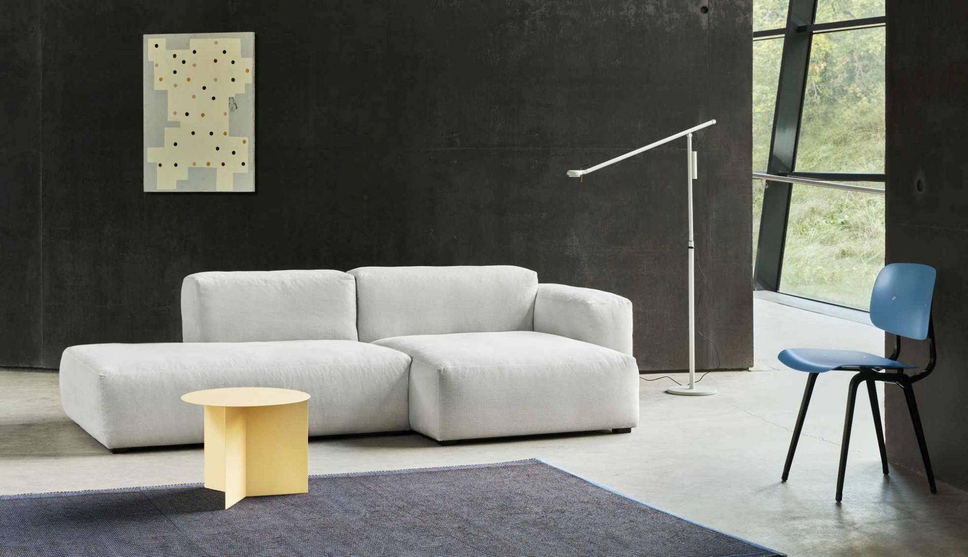 Mags Soft Sofa 2,5-Sitzer in hellem Yuma Stoff mit beiger Naht. Modernes Wohnzimmer.