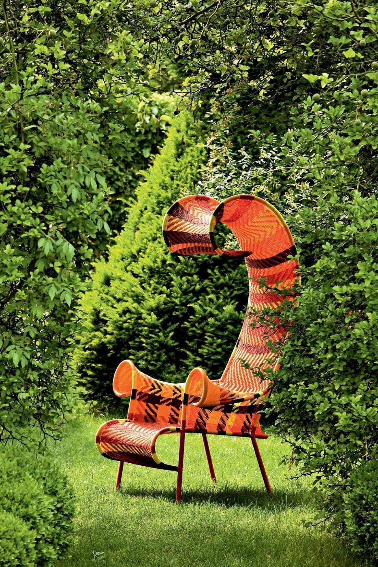 Shadowy Sessel von Moroso, M' Afrique Collection: Handgeflochtener Outdoor-Sessel in Orange und Schwarz.
