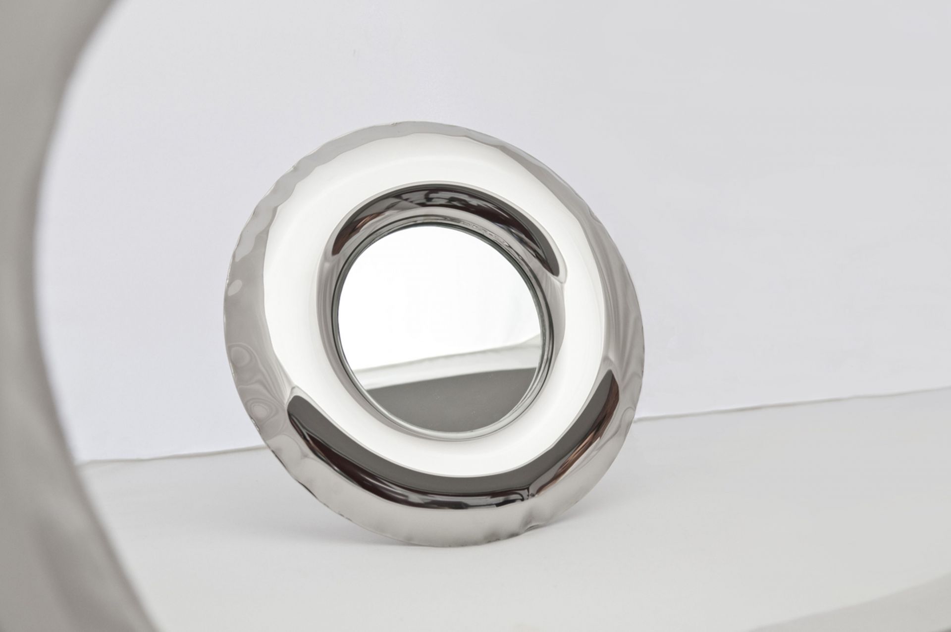 Rondel Spiegel aus Edelstahl von Zieta. Moderner Designspiegel für Wand oder Tisch.