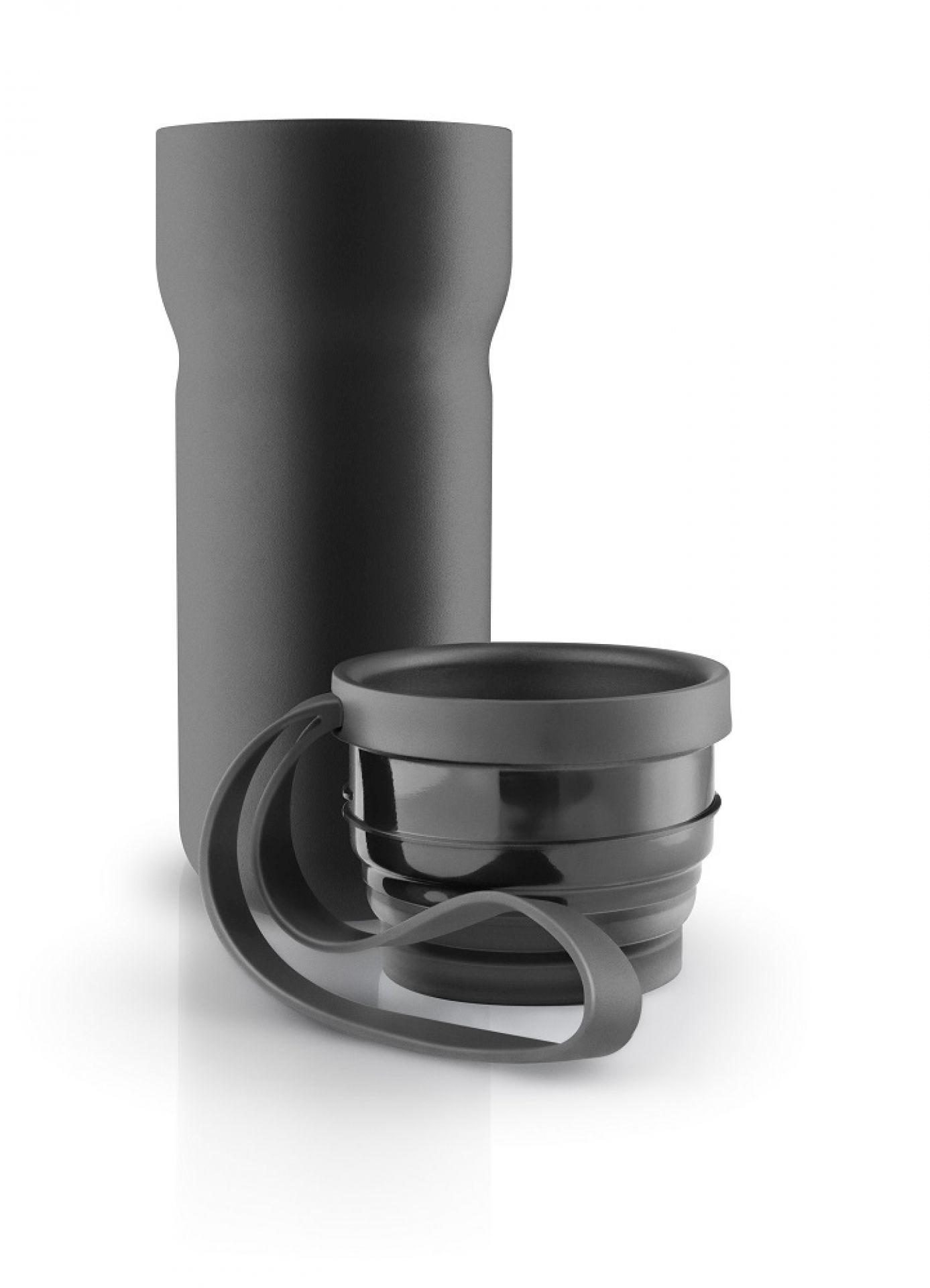 Schwarzer Eva Solo Thermobecher "Nordic Kitchen" mit Deckel und Tragegriff, ideal für unterwegs.