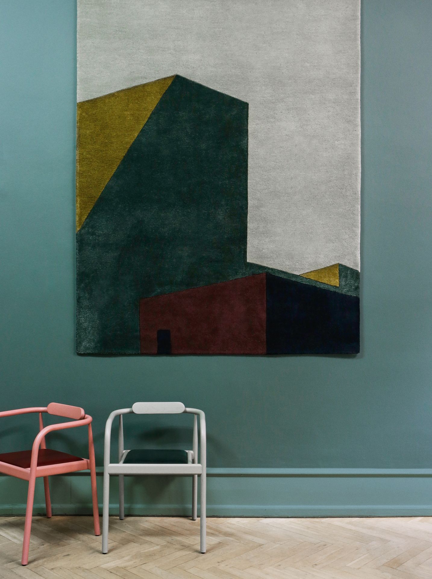 Arqui Teppich mit abstraktem Gebäude-Design in Grün-, Gold- und Rottönen, modernes Wohnaccessoire.