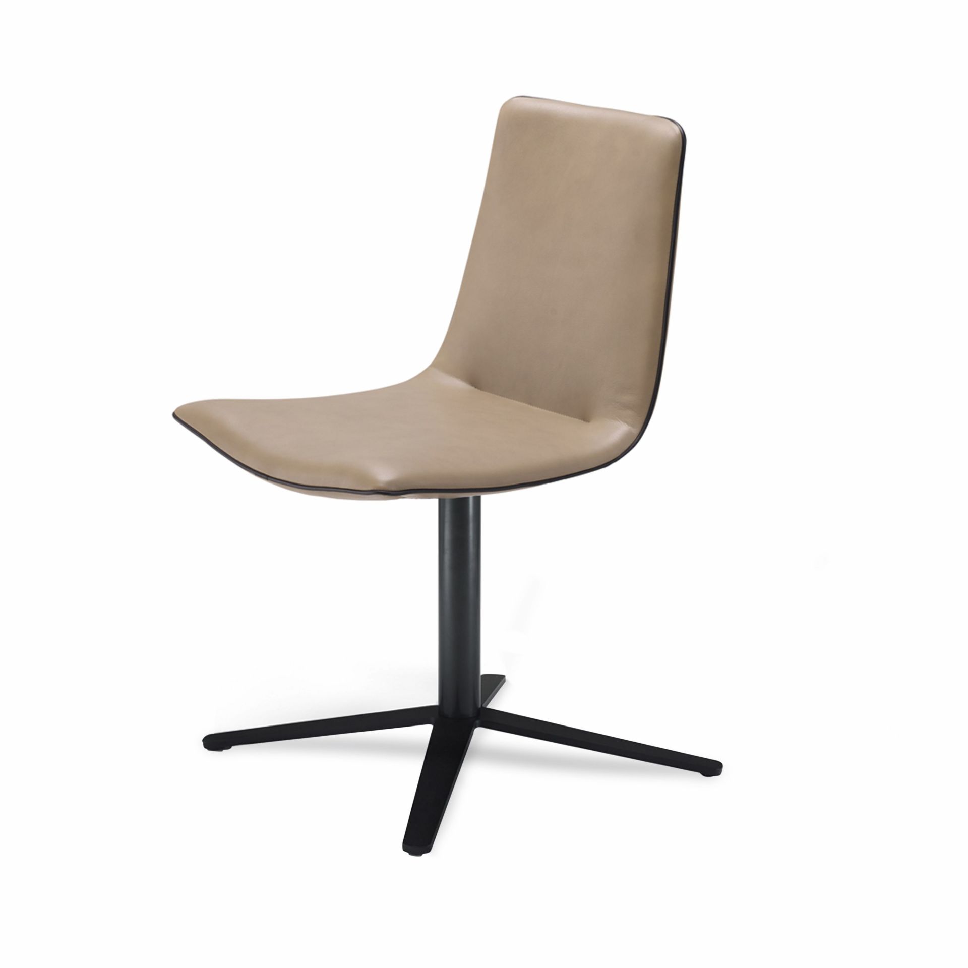 Amelie Stuhl von Freifrau Manufaktur, beige Leder, schwarzes Drehgestell. Moderner Design Stuhl für Esszimmer und Büro.