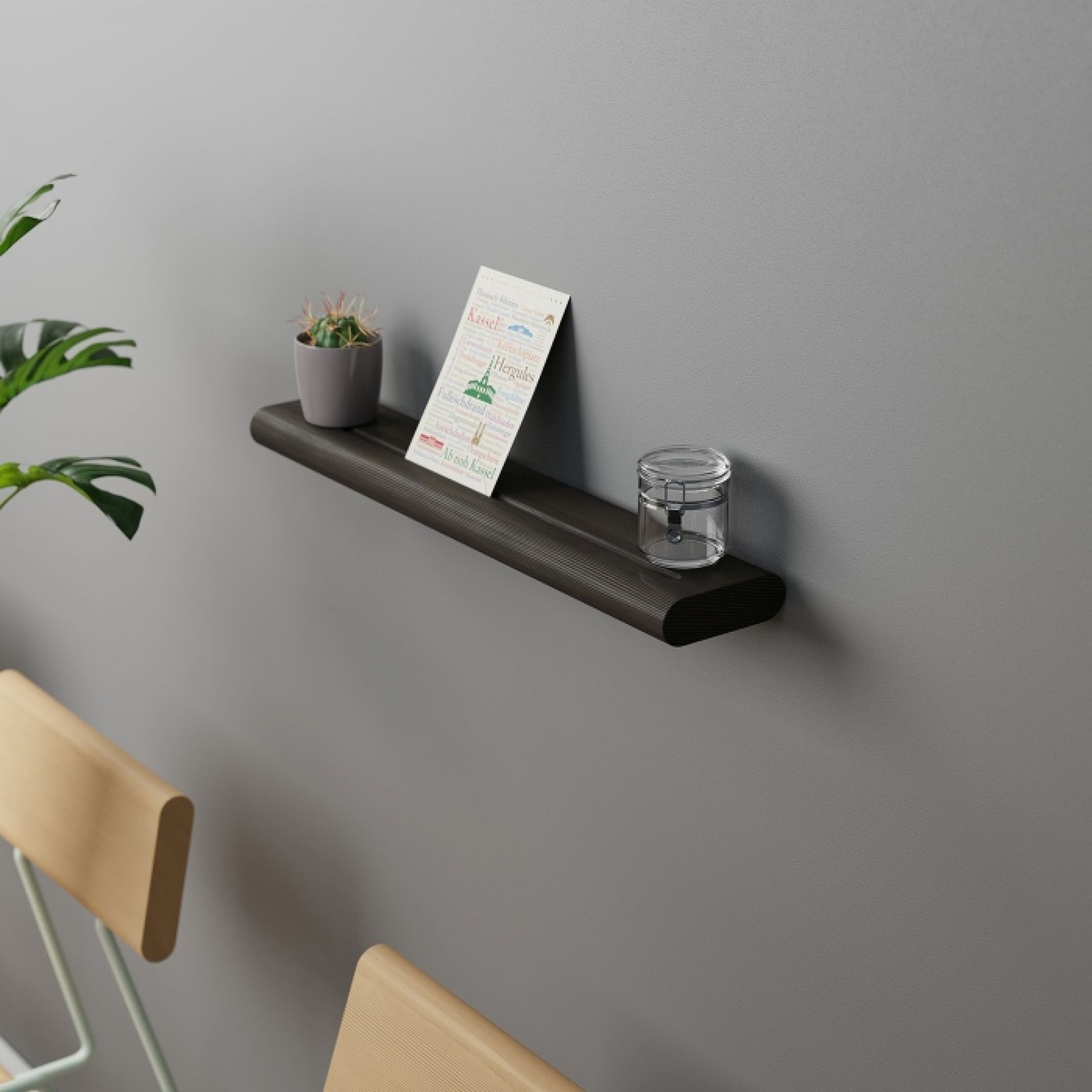 Waldgrünes Wandregal von Fuchs & Habicht mit Kaktus, Karte und Glas auf grauer Wand.