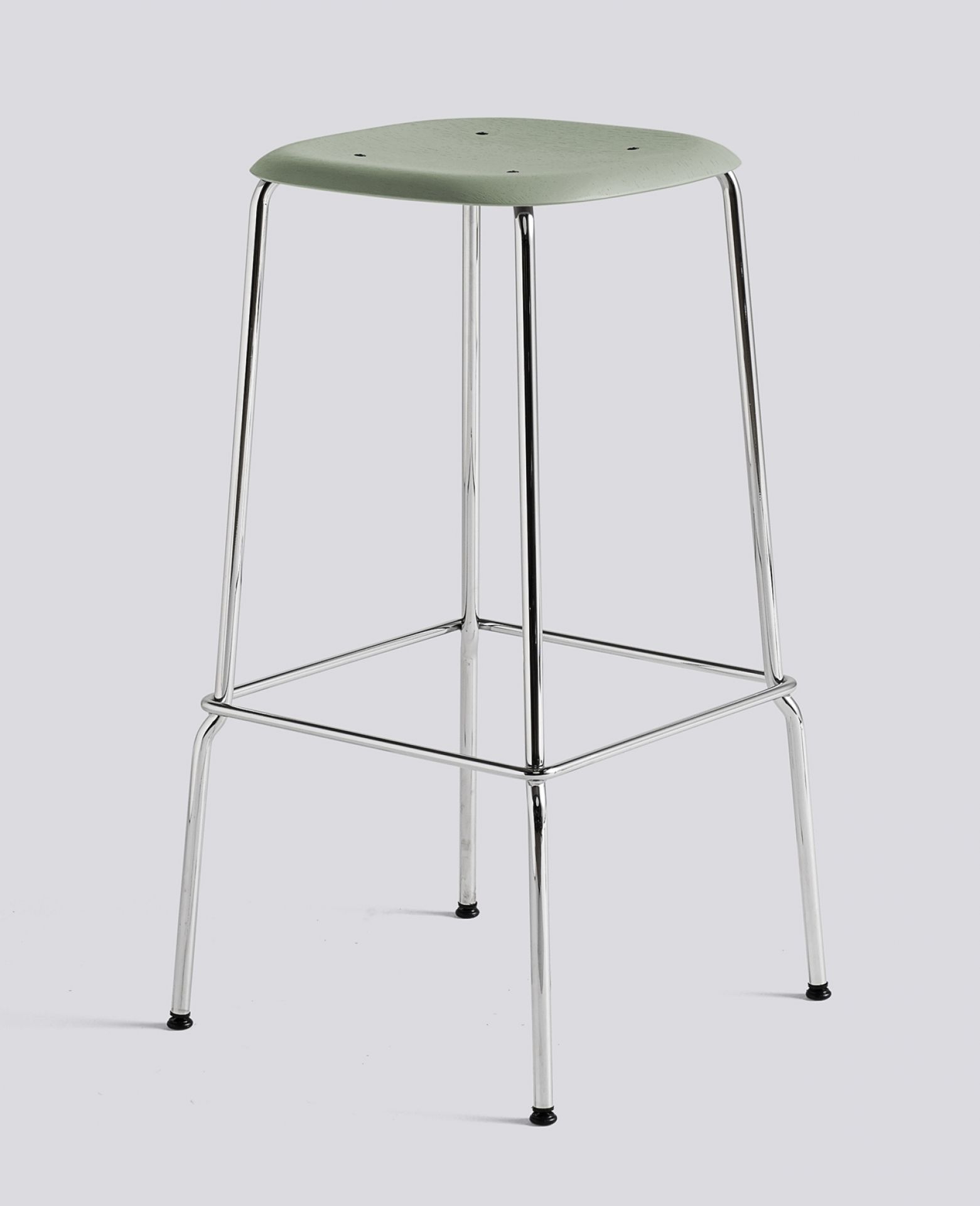 Soft Edge Barhocker von Hay mit Chromgestell und geräucherter Eichenholz-Sitzfläche, Ansicht von vorne.