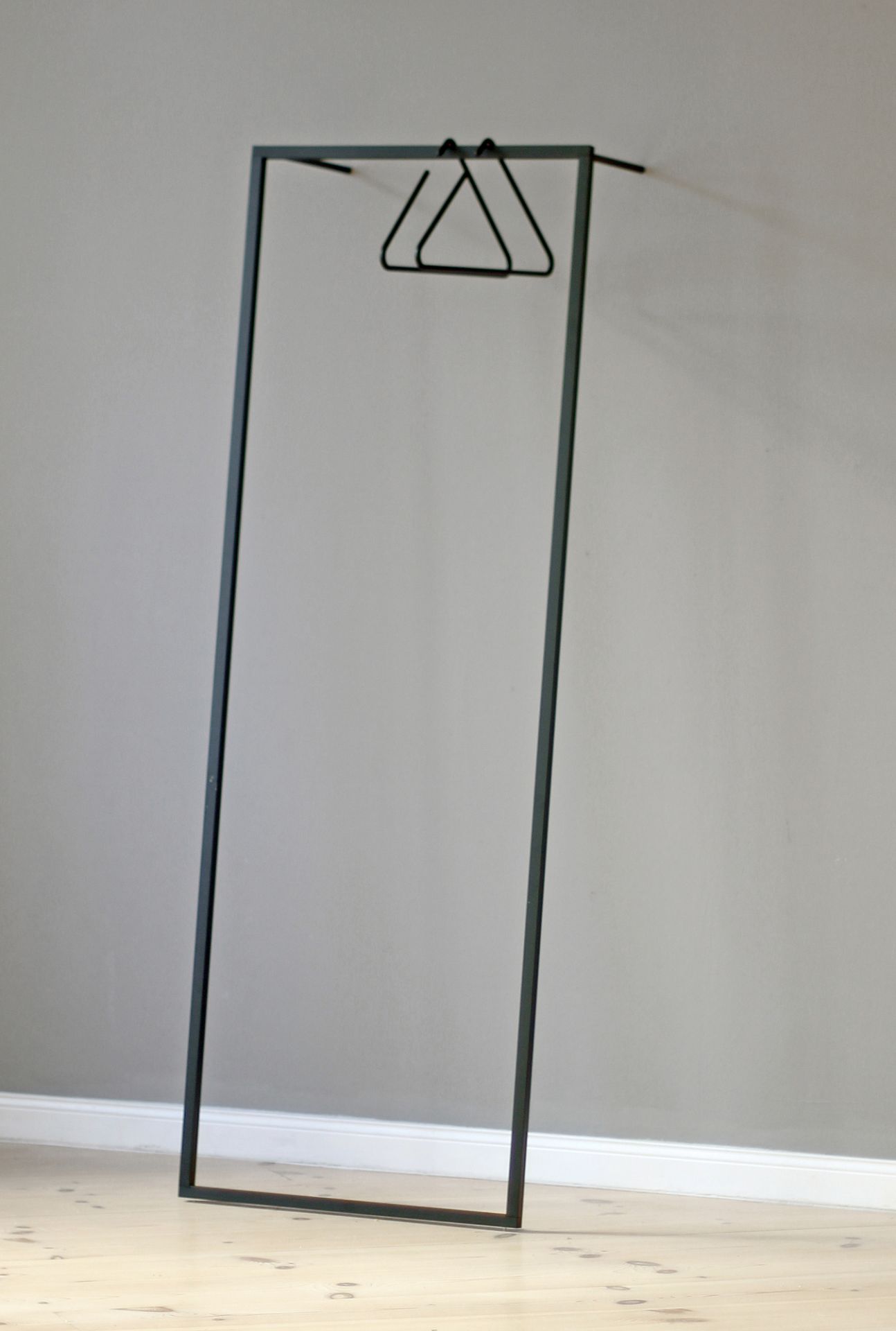 Schwarze Leano S Anlehngarderobe von Roomsafari, minimalistische Garderobe mit Kleiderbügel, modernes Design für Flur und Schlafzimmer.