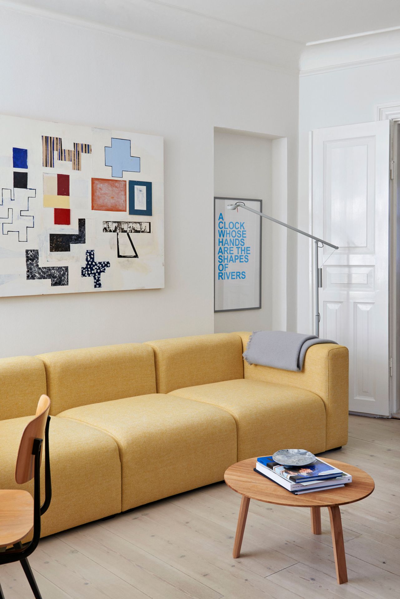 Runder Bella Coffee Table Beistelltisch von Hay aus Holz im Wohnzimmer neben gelbem Sofa.