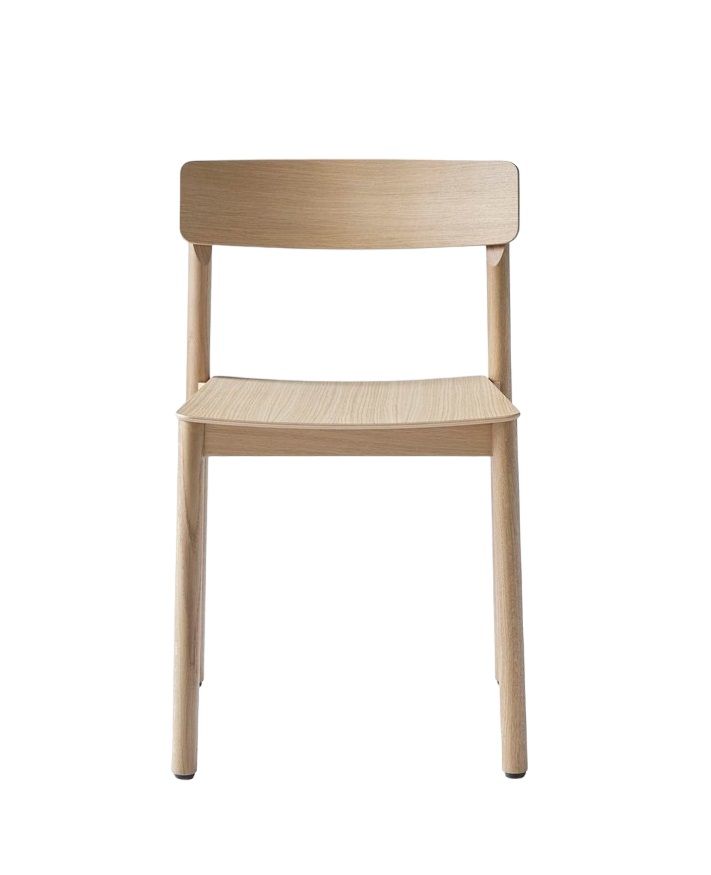 AndTradition Betty TK2 Stuhl aus hellem Holz, minimalistisches Design für Esszimmer und Wohnbereich.