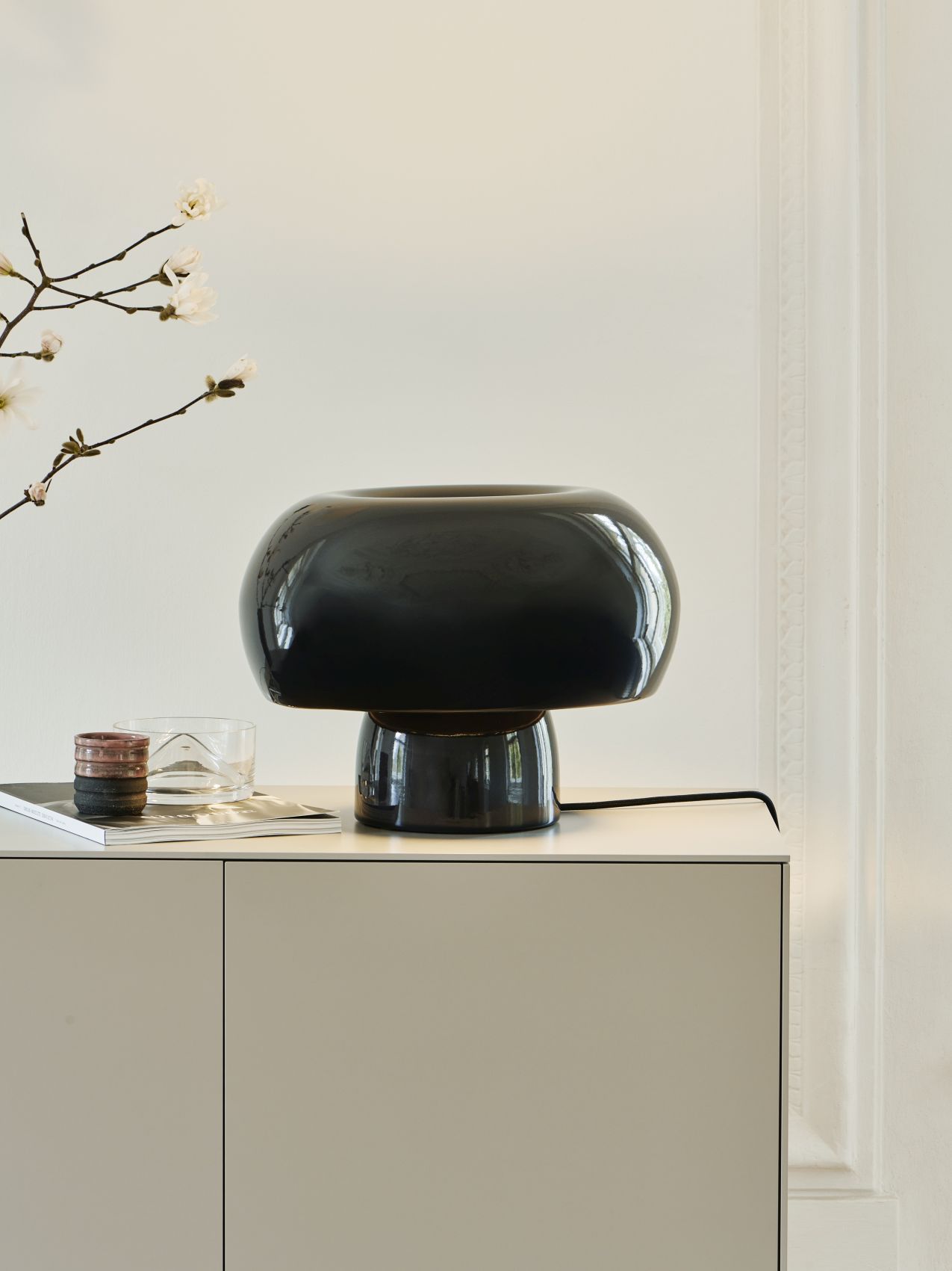 Fonte Tischleuchte in Graphitgrau, ein modernes Einzelstück für stilvolle Innenräume. Dekorative Lampe für Wohnzimmer und Schlafzimmer.