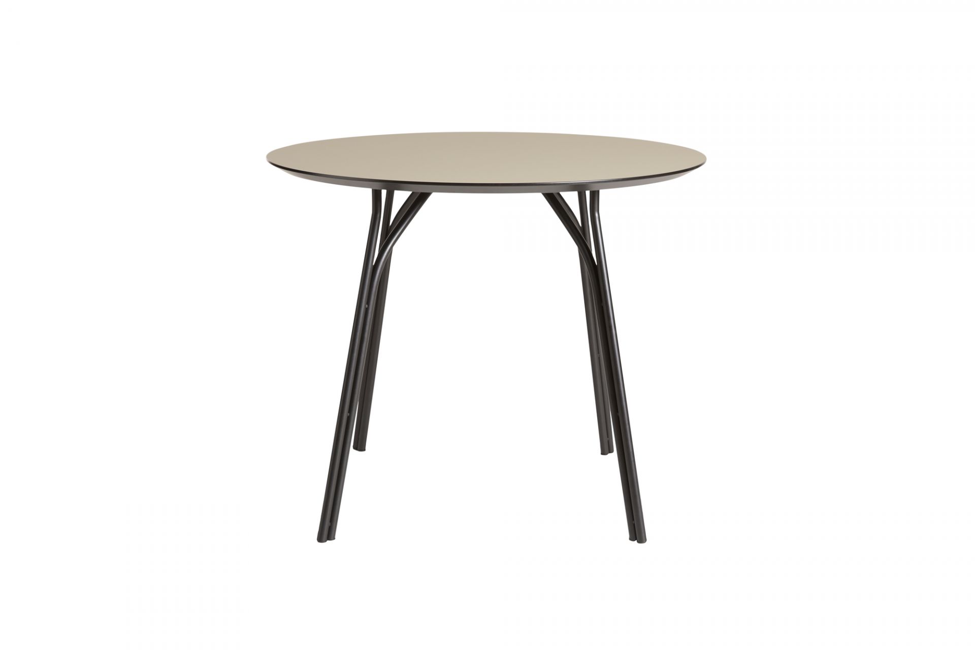 Tree Esstisch von Woud: Runder Tisch mit beiger Tischplatte und schwarzen Metallbeinen, isoliert auf Weiß.
