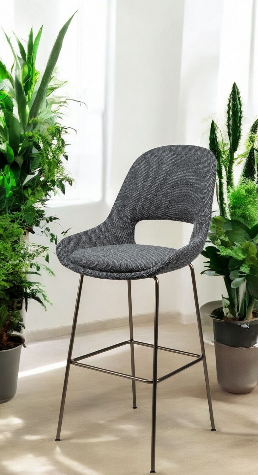 Theia Barhocker von Freifrau Manufaktur, grauer Stoffbezug, niedrige Ausführung, modernes Design für Küche und Bar.