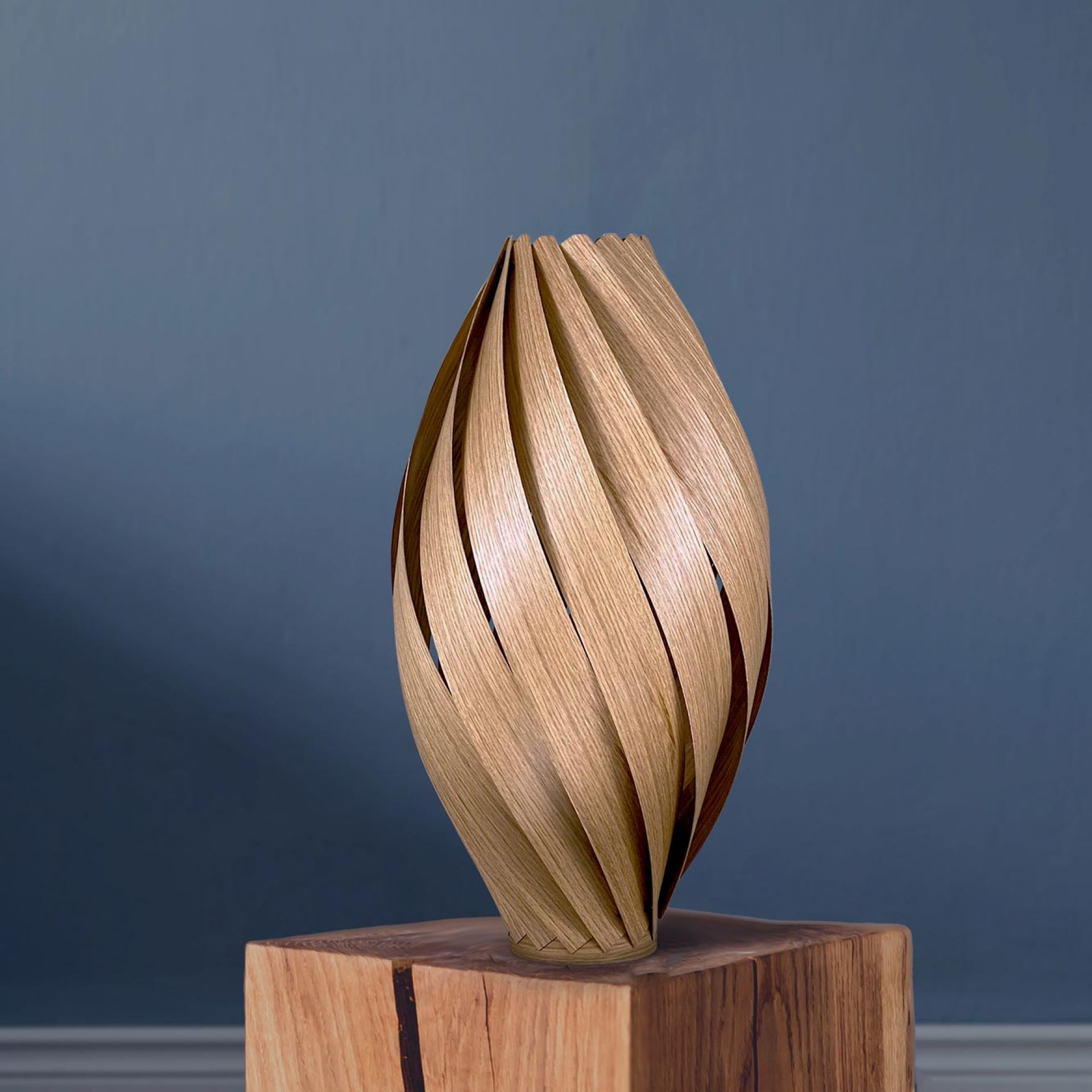 Ardére Stehleuchte aus Eiche, H50 cm, von Gofurnit. Moderne Holzlampe für stimmungsvolle Beleuchtung.