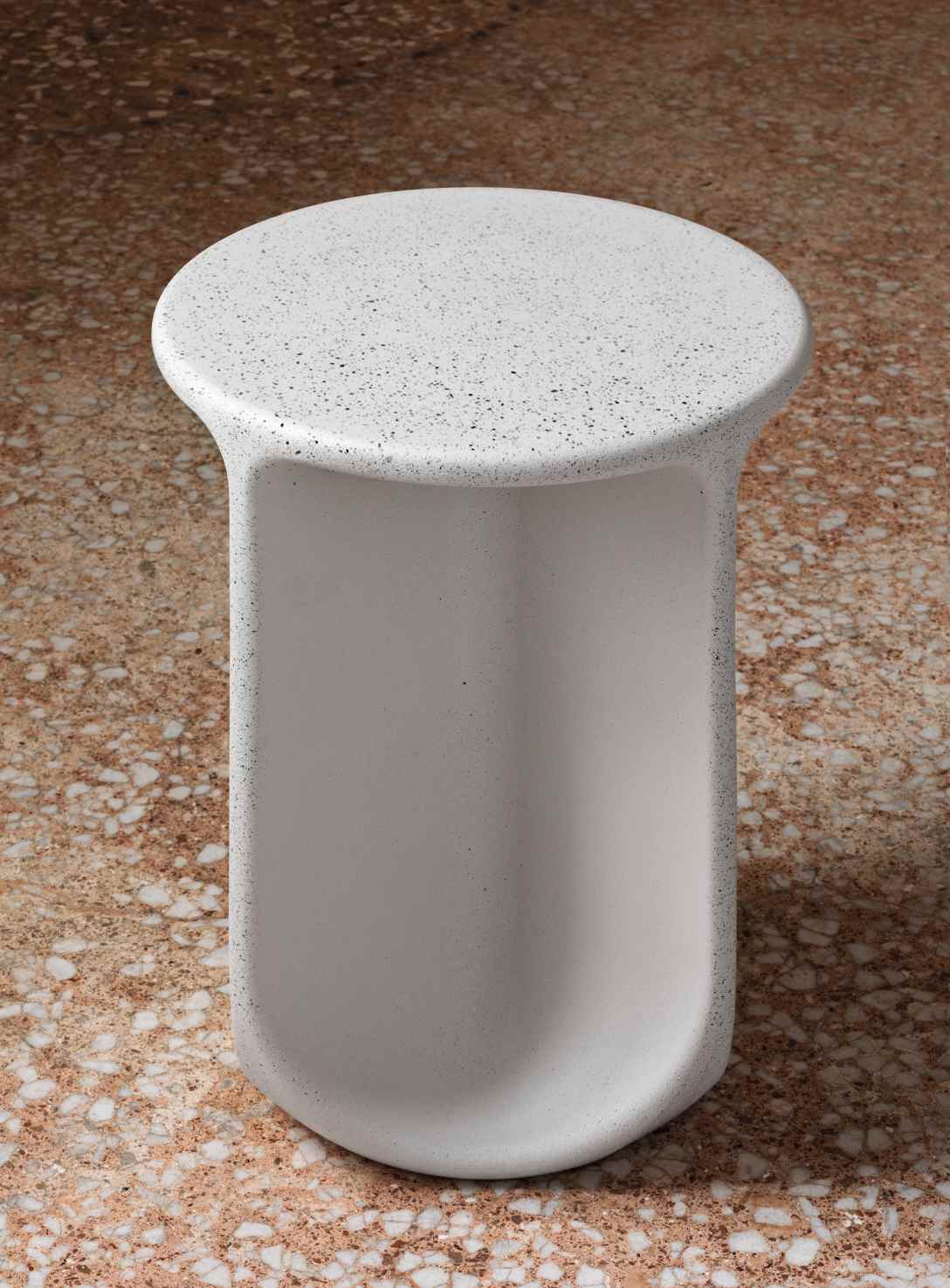 Pinto Beistelltisch von Miniforms in Anis: Runder, moderner Tisch für Wohnzimmer und Schlafzimmer.