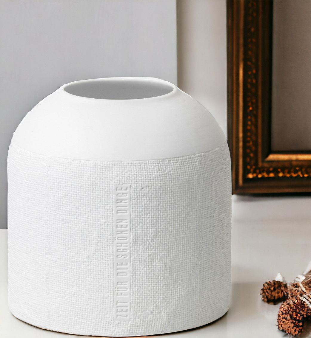 Weiße Formsprache Vase von Räder, mit Textur und Aufschrift "Zeit für die schönen Dinge".