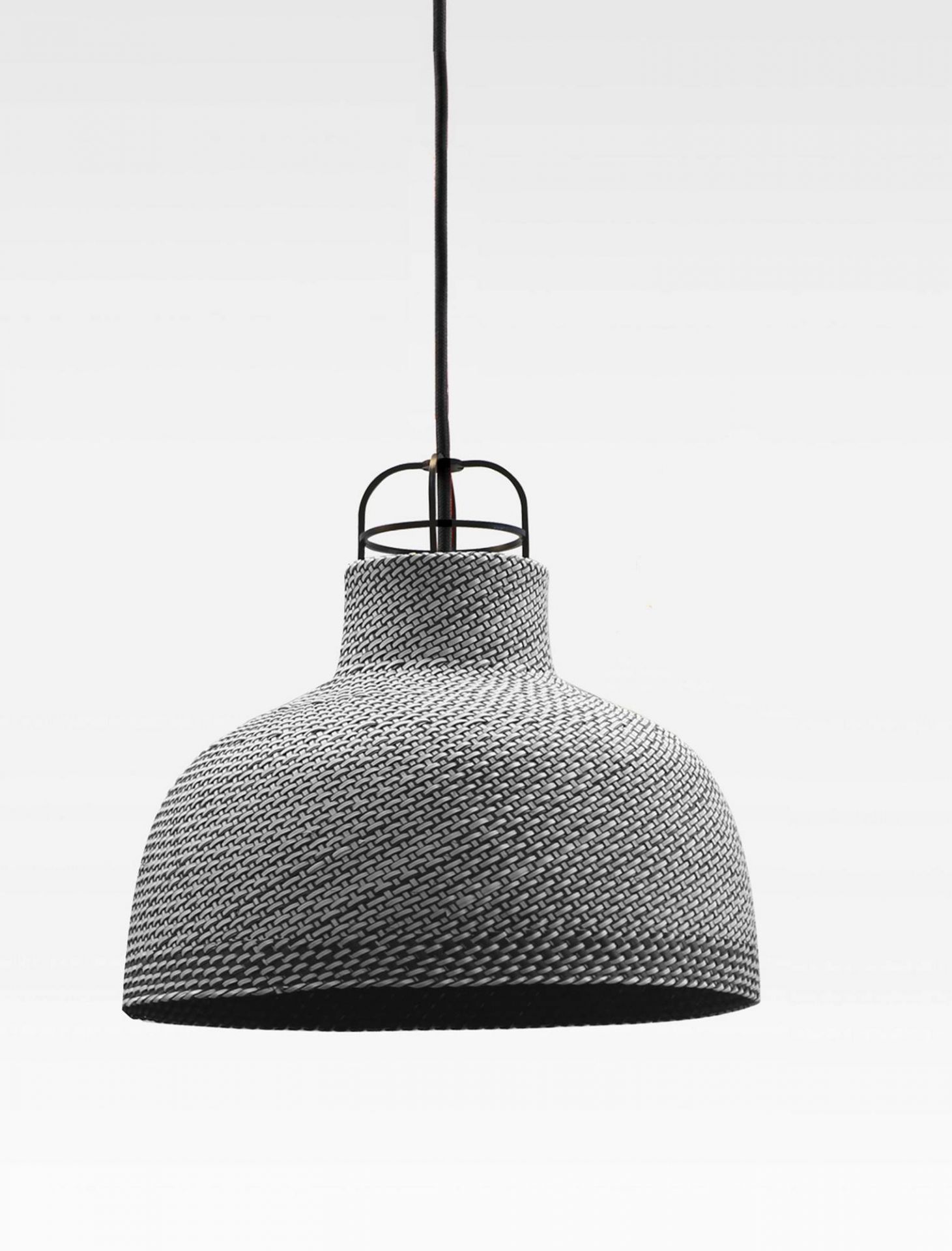 Sarn Lamp Pendelleuchte: Geflochtene Hängelampe in Grau und Schwarz, modernes Design für Wohnräume.