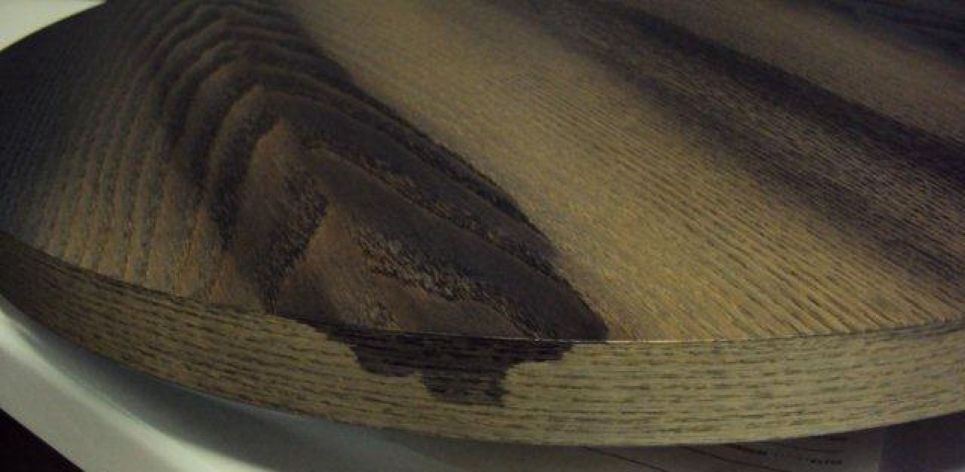 Detailaufnahme der Holzoberfläche des Overdyed Side Table Beistelltischchens. Struktur und Farbverlauf sind gut erkennbar.