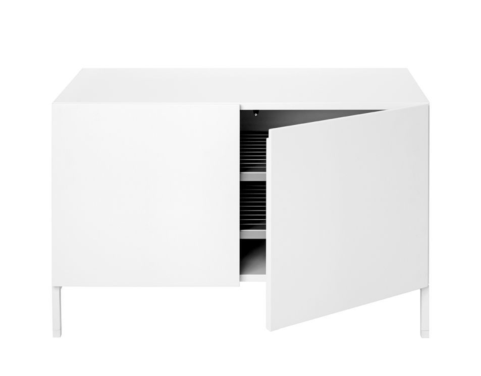 Weißes Urban Lowboard von Schönbuch mit zwei Türen, eine Tür ist geöffnet und zeigt Einlegeböden.