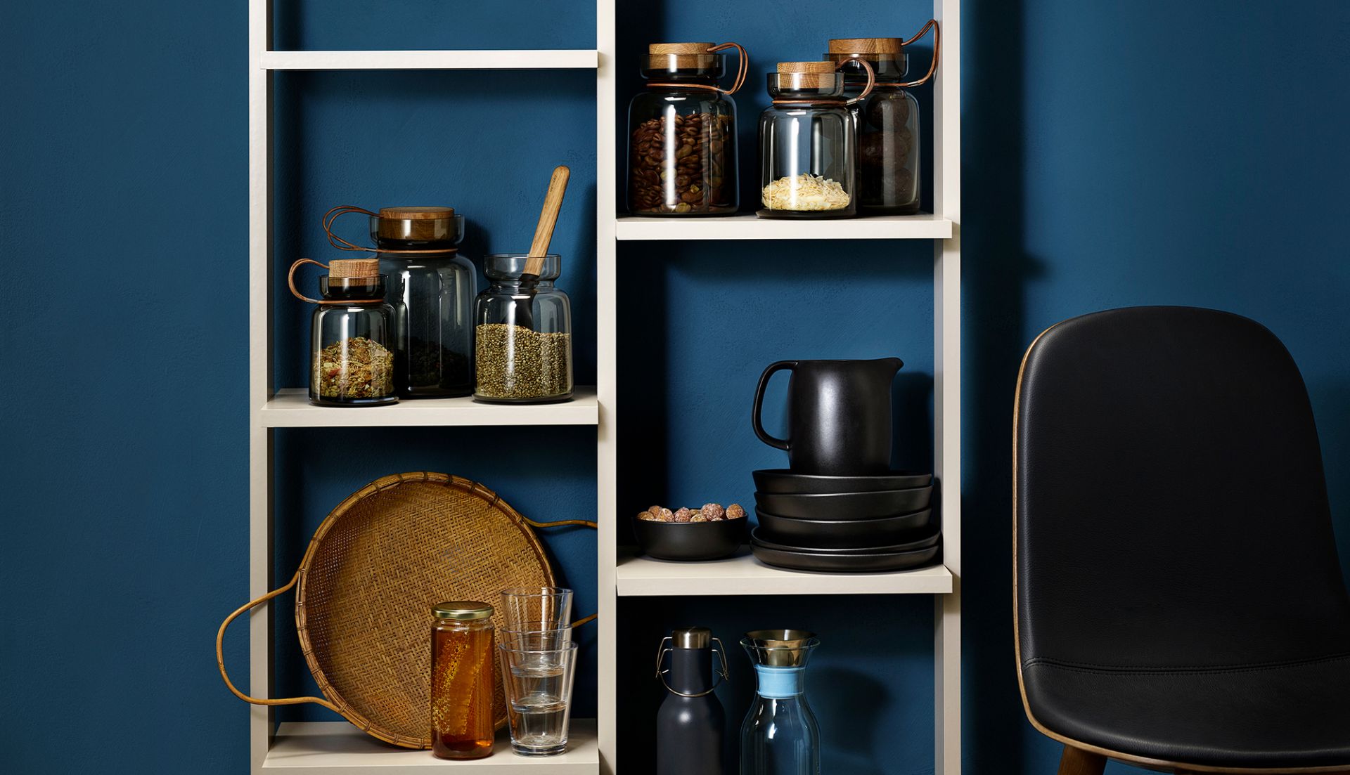 Regal mit Eva Solo Silhouette Vorratsgläsern, gefüllt mit Lebensmitteln, für stilvolle Küchenaufbewahrung.