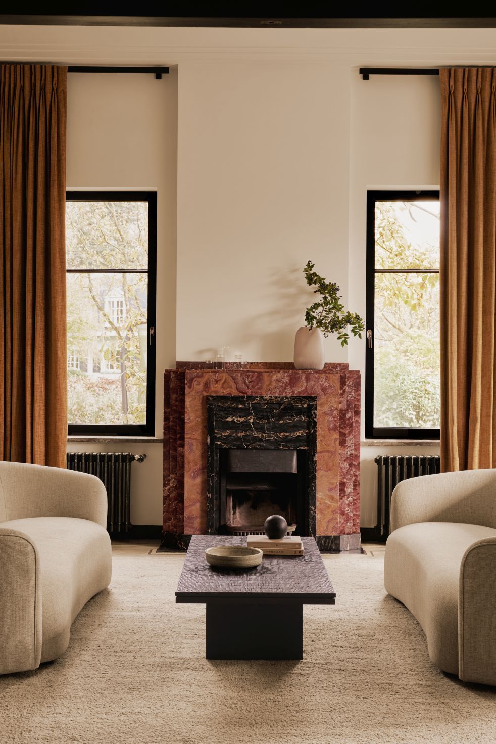 Grooves Couchtisch von Ethnicraft im Wohnzimmer mit Kamin und Sesseln. Moderner Holztisch.