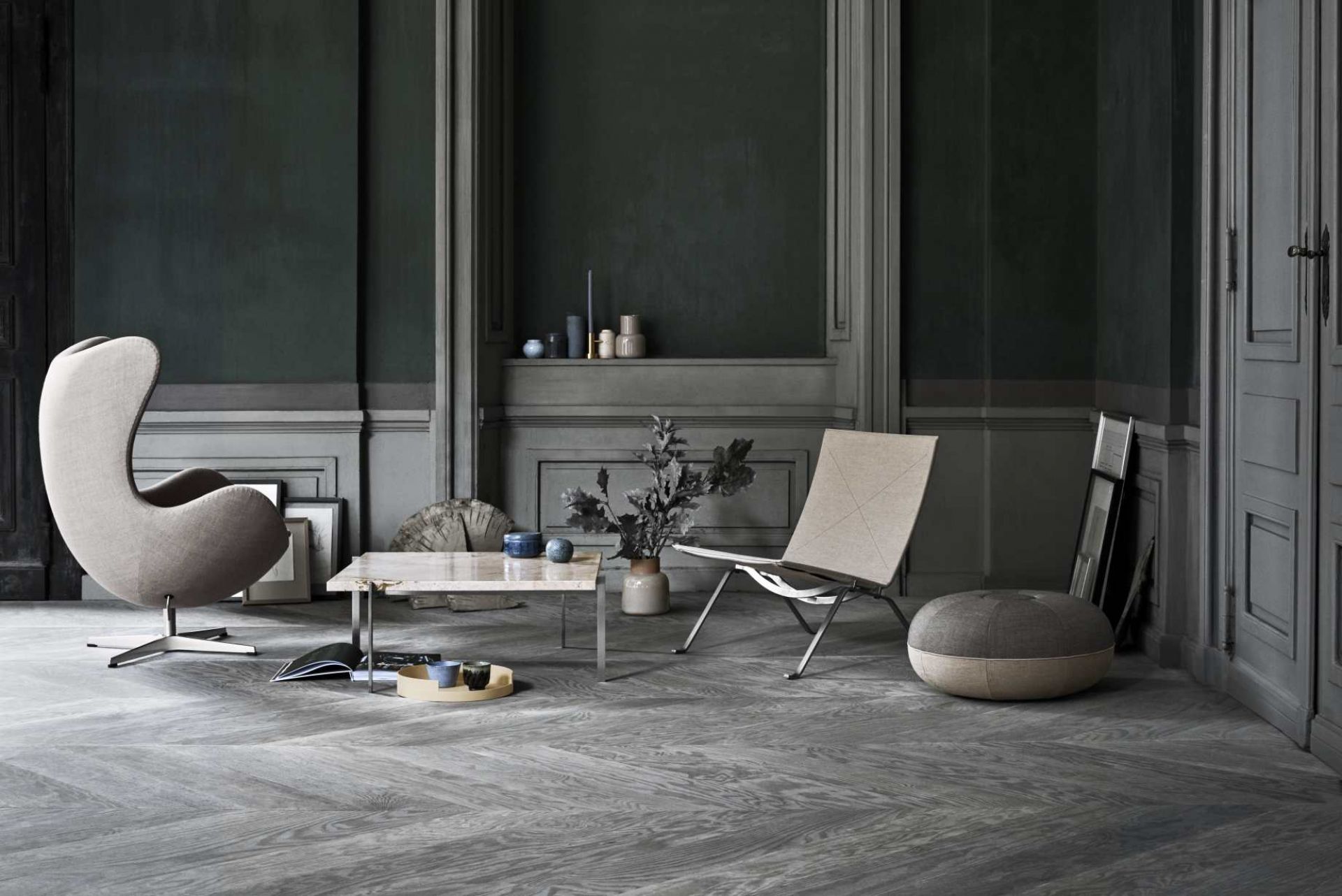 Wohnzimmer mit Designermöbeln: Fritz Hansen PK61 Couchtisch, Sessel und Stuhl in stilvollem Ambiente.