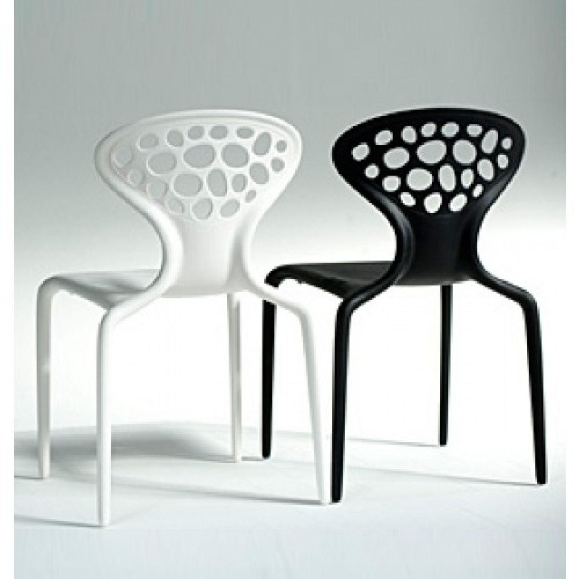 Weißer und schwarzer Stuhl "Supernatural Sedia" mit Löchern im Rücken, modernes Möbeldesign.