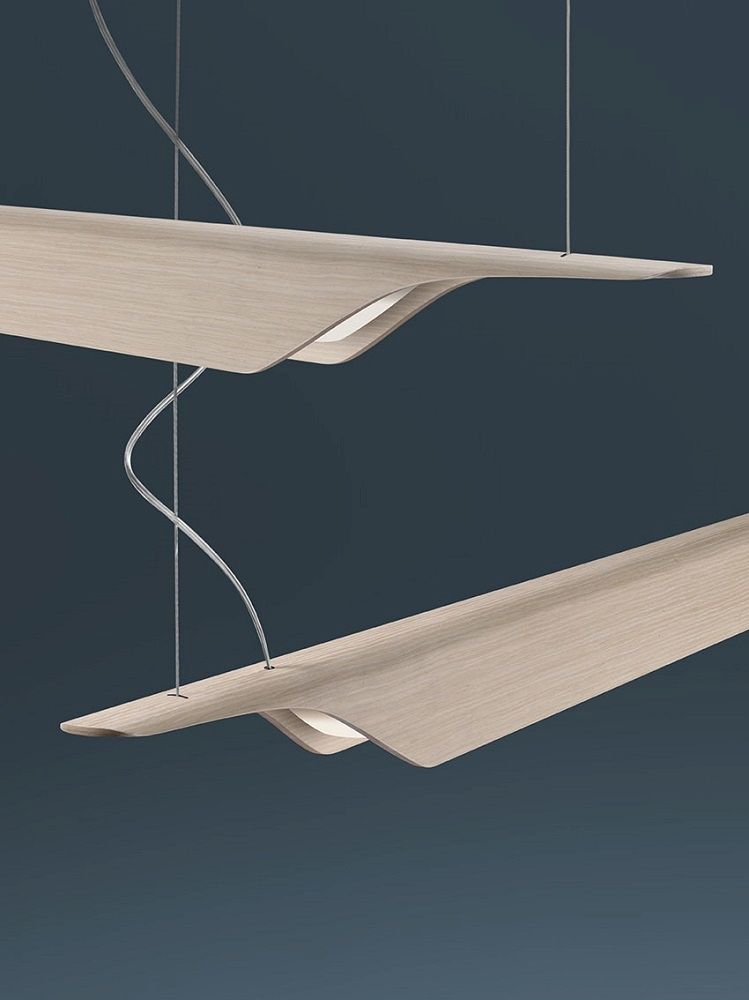 Troag Media LED Hängeleuchte von Foscarini aus hellem Holz, modernes Design für Wohnzimmer und Esszimmer.