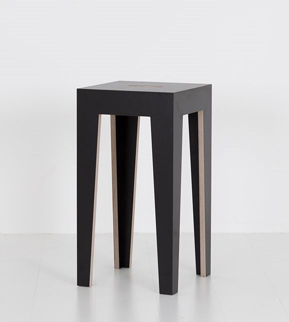 Schwarzer HUGO Barhocker mit quadratischer Sitzfläche und filigranen, zweifarbigen Beinen auf weißem Hintergrund.