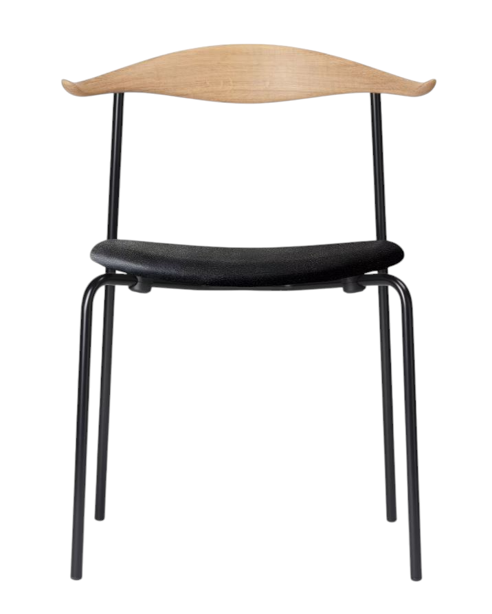 CH88P Stuhl von Carl Hansen & Søn mit schwarzer Polsterung und hellem Holz.