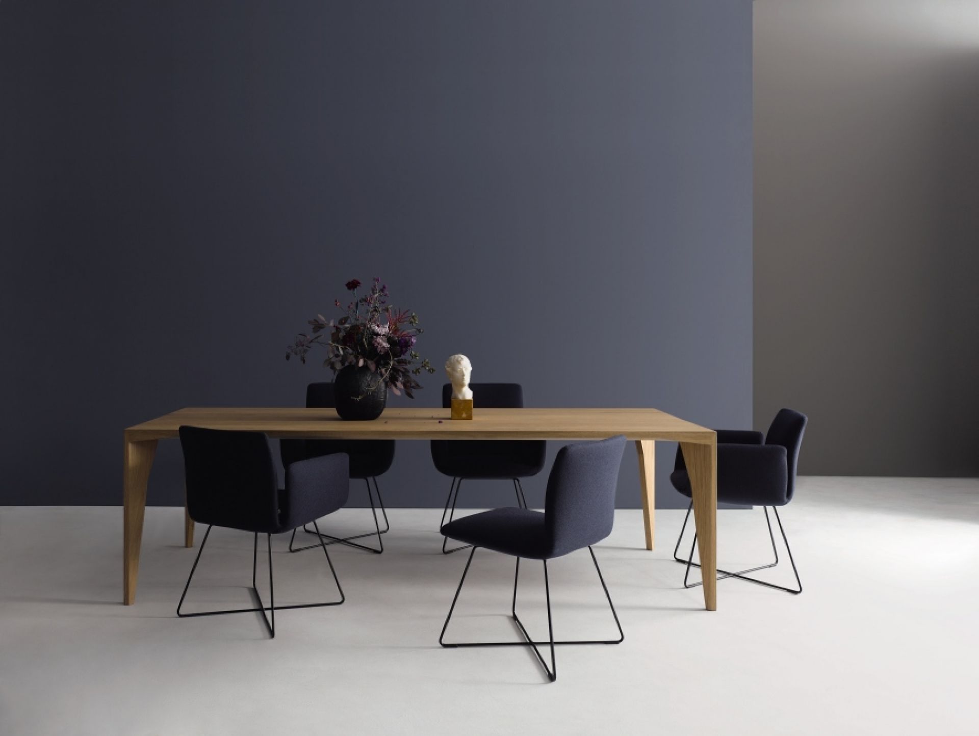 Delta Tisch von Cor mit Stühlen, Vase und Skulptur in modernem Esszimmer.