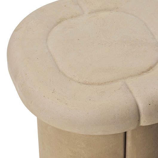 Detailaufnahme des Alder Stool Hockers von Mater, geeignet für Innen- und Außenbereiche.