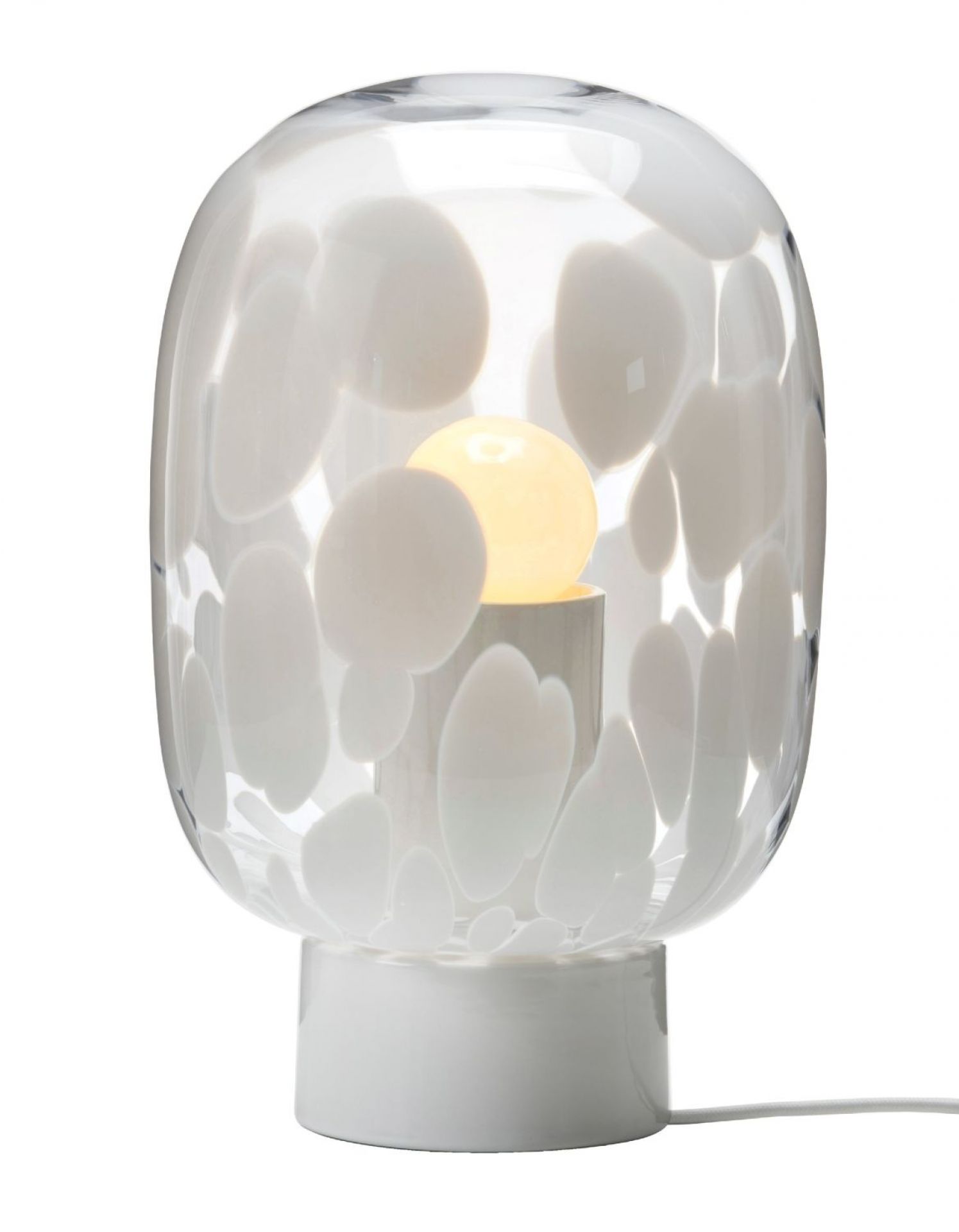 Weiße Flakes Tischleuchte mit Kristallglas-Schirm und warmem Licht, moderne Wohnraumbeleuchtung.