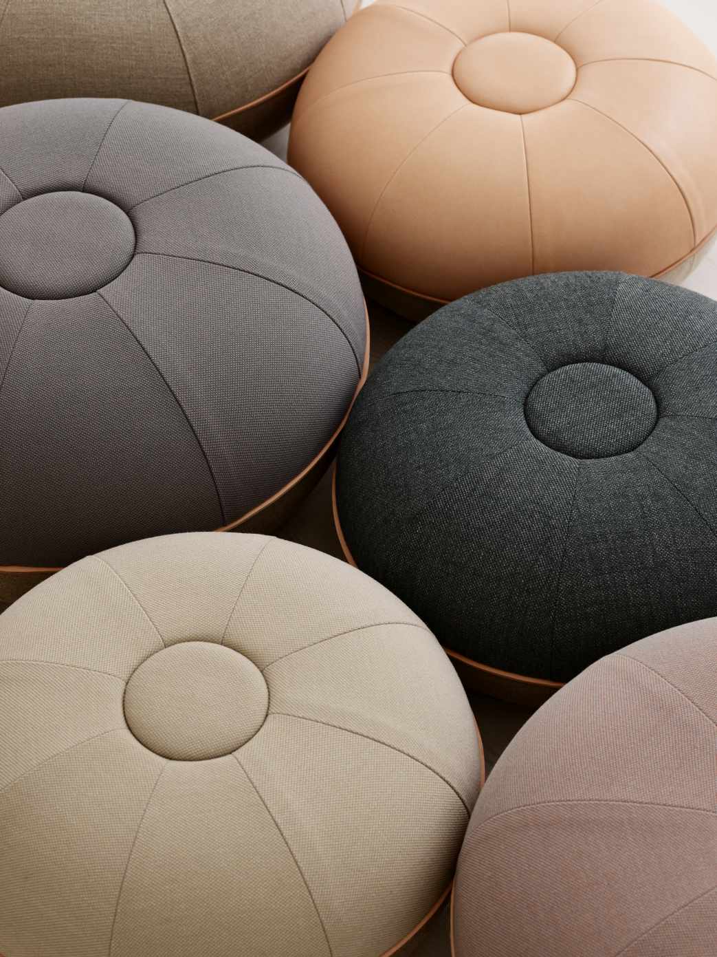 Nahaufnahme verschiedenfarbiger Fritz Hansen Pouf Hocker, ideal als Sitzgelegenheit und Fußhocker.