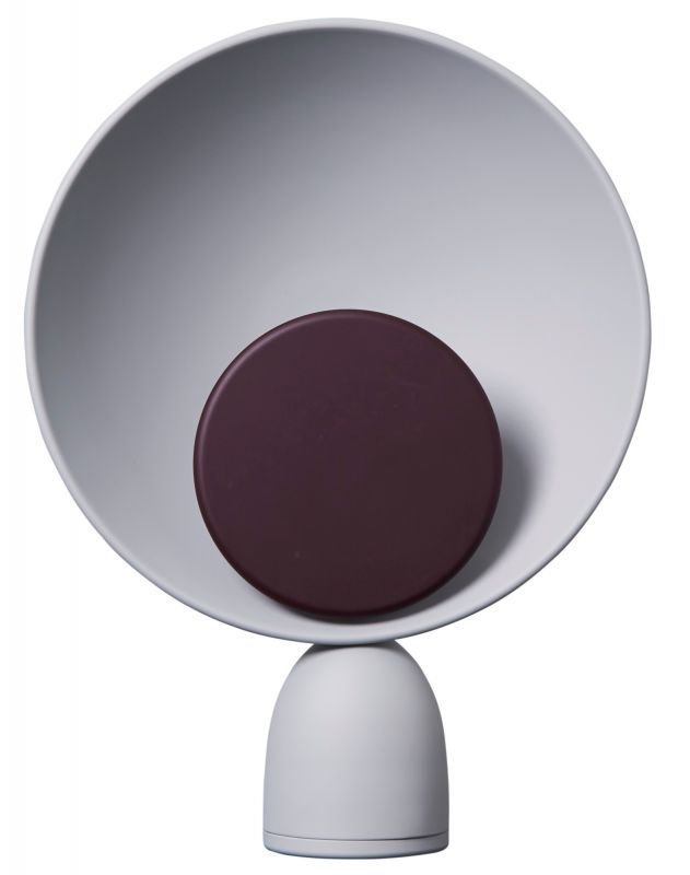 Blooper Tischleuchte in Feige-Lila: Moderne Lampe mit rundem Schirm und Sockel.