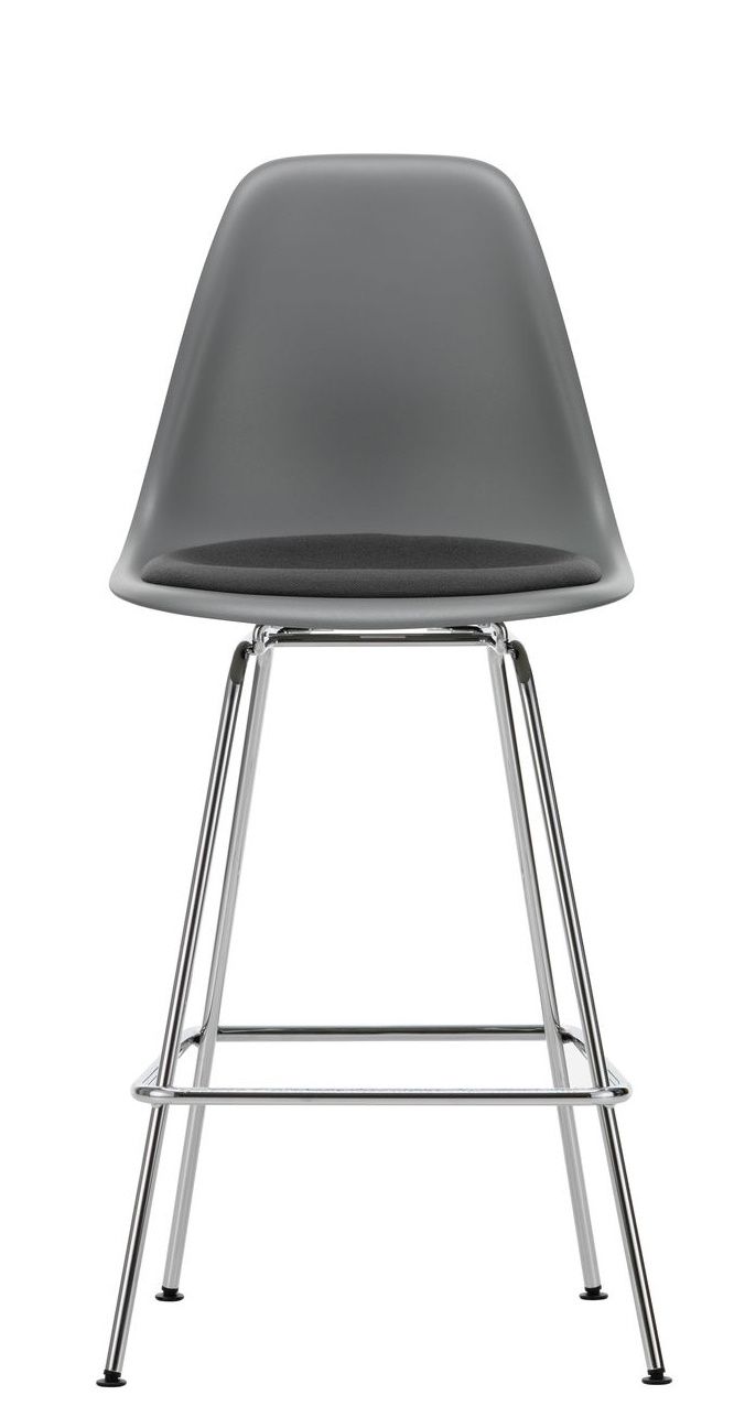 Grauer Eames Plastic Bar Stool Barhocker von Vitra mit Sitzpolster und Chromgestell.