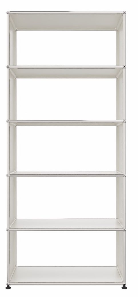 USM Haller Regal in Reinweiß mit fünf Fächern und verchromten Verbindungsrohren, freistehend.