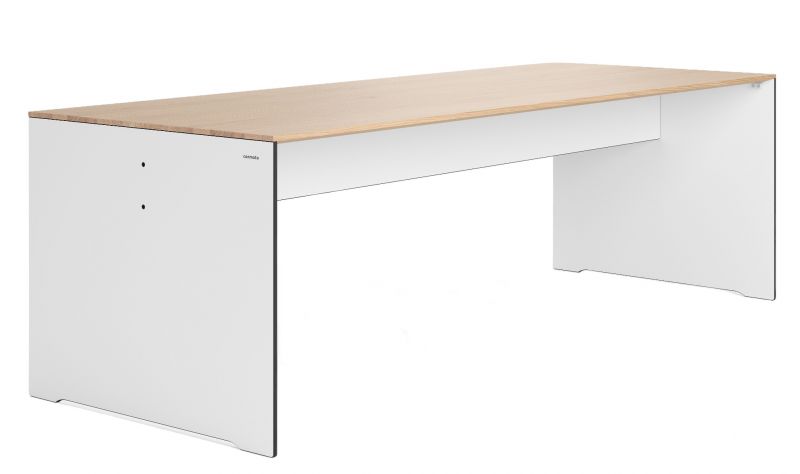 Riva Tisch von Conmoto: Heller Holztisch mit weißen, minimalistischen Beinen für den Innenbereich.