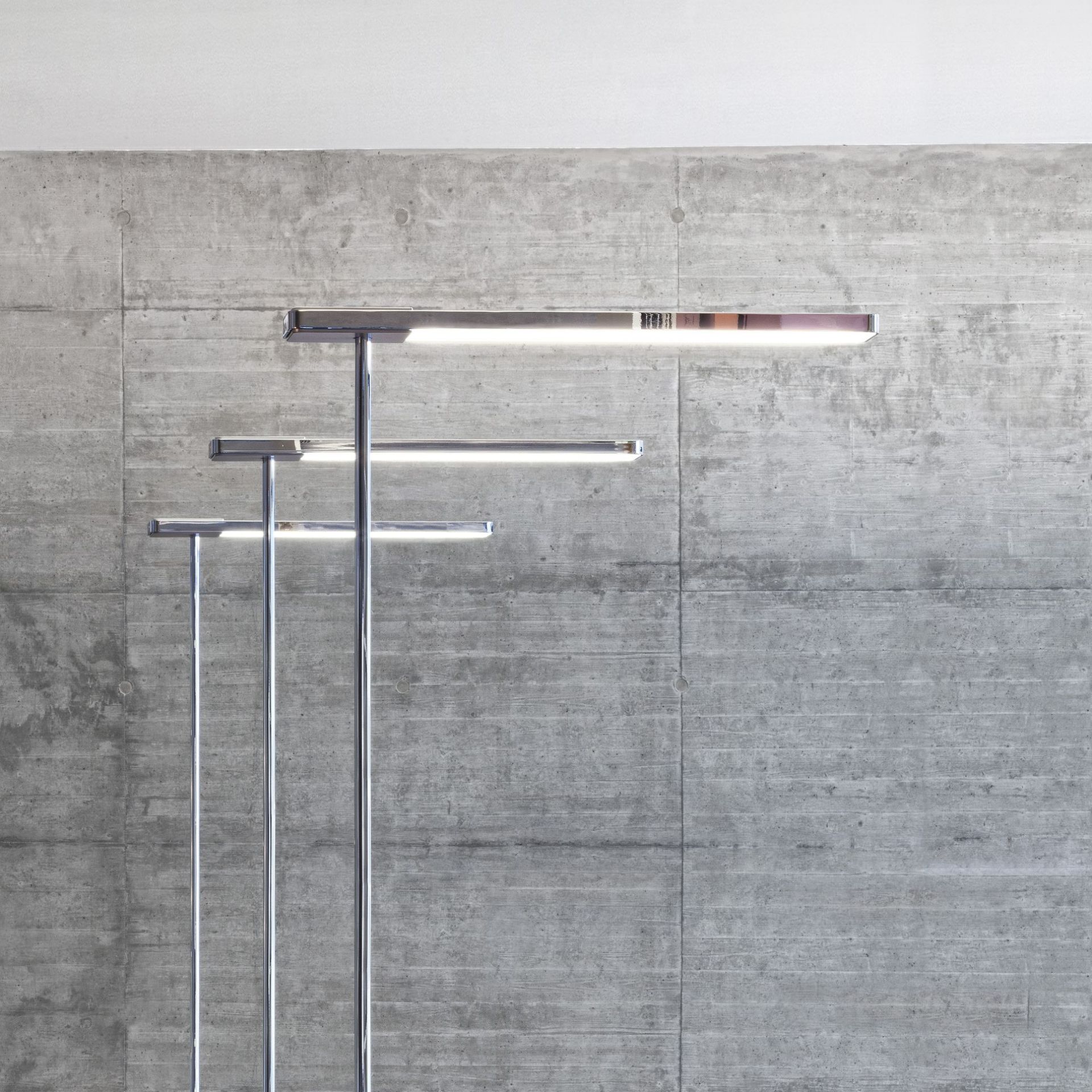 Slice² Stehleuchte von Serien Lighting in Silber: Moderne LED-Stehlampe mit integriertem Licht.