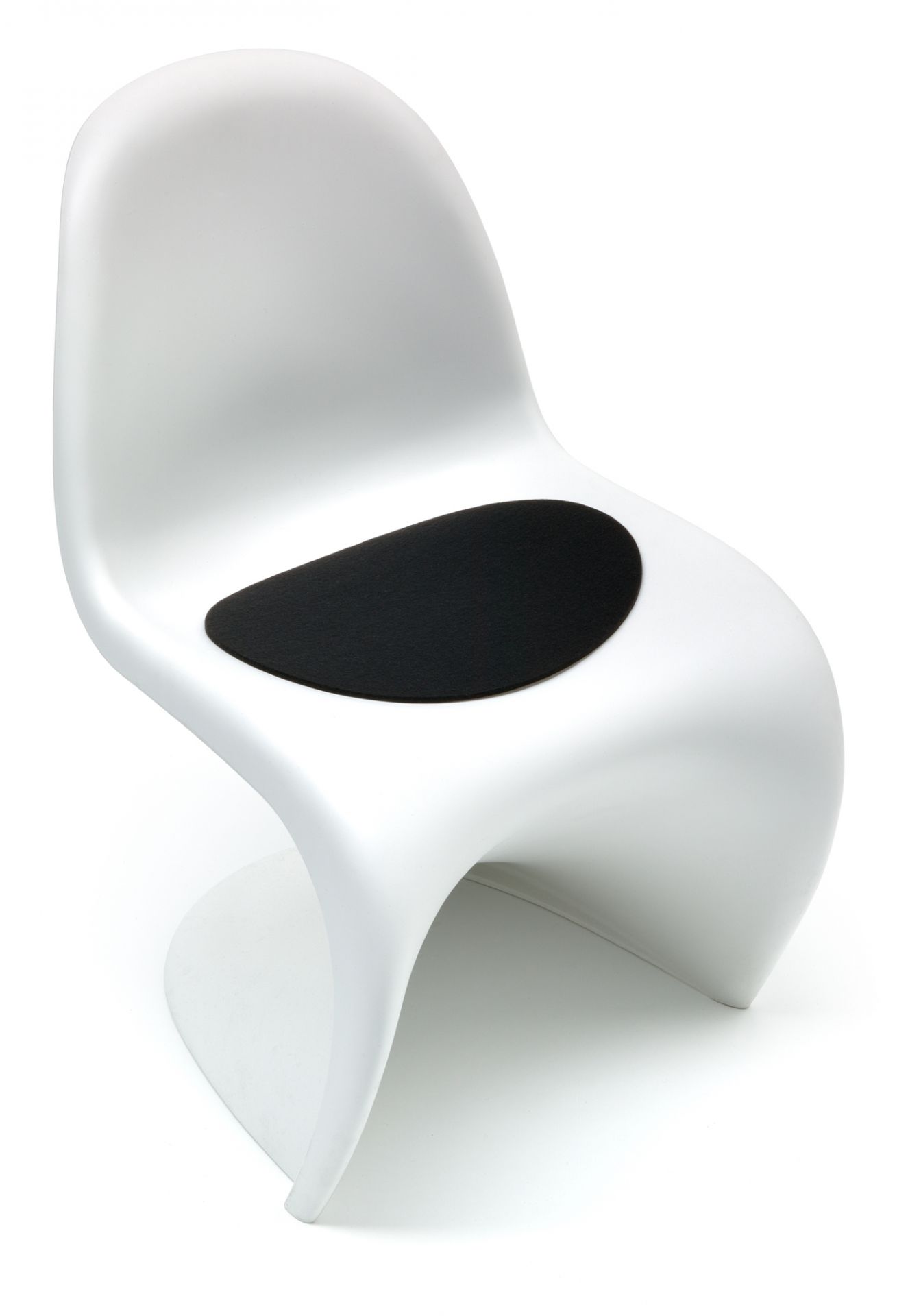 Weißer Panton Chair mit schwarzer Filz Sitzauflage von Hey Sign für bequemes Sitzen.