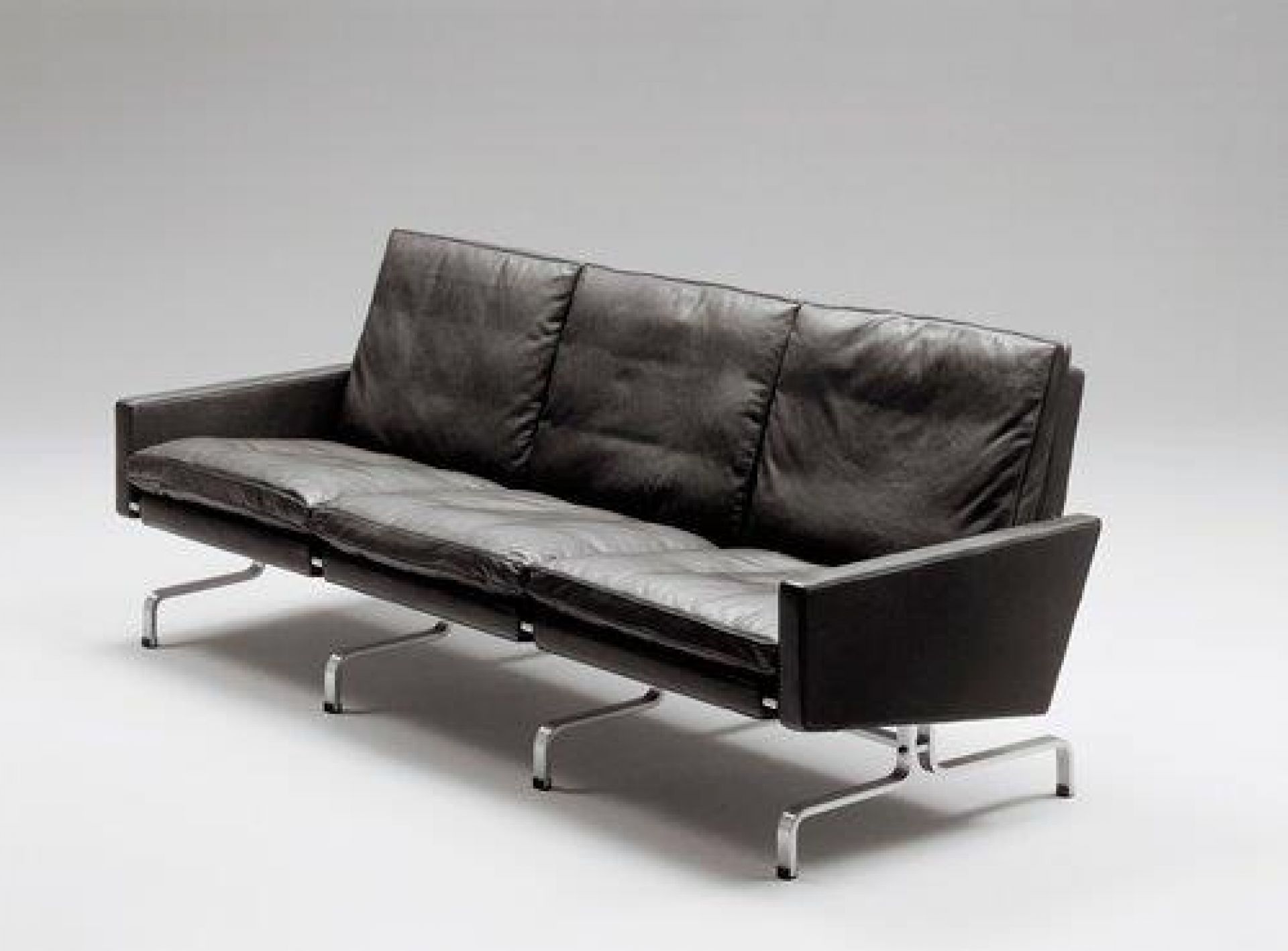Schwarzes PK 31 Sofa von Fritz Hansen mit Lederbezug und Stahlgestell. Designklassiker.